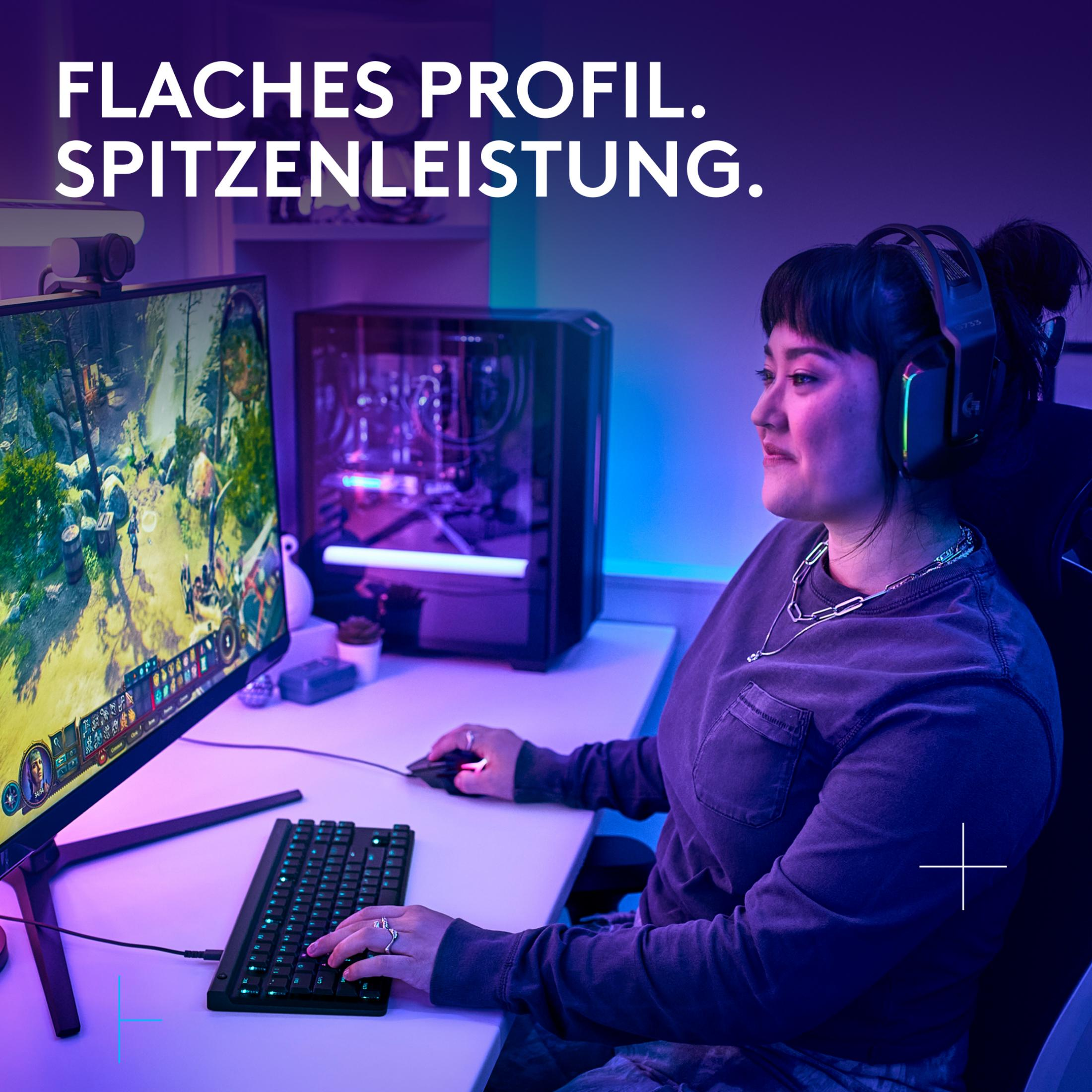 Osoba w słuchawkach gra w grę wideo na komputerze z oświetleniem RGB.