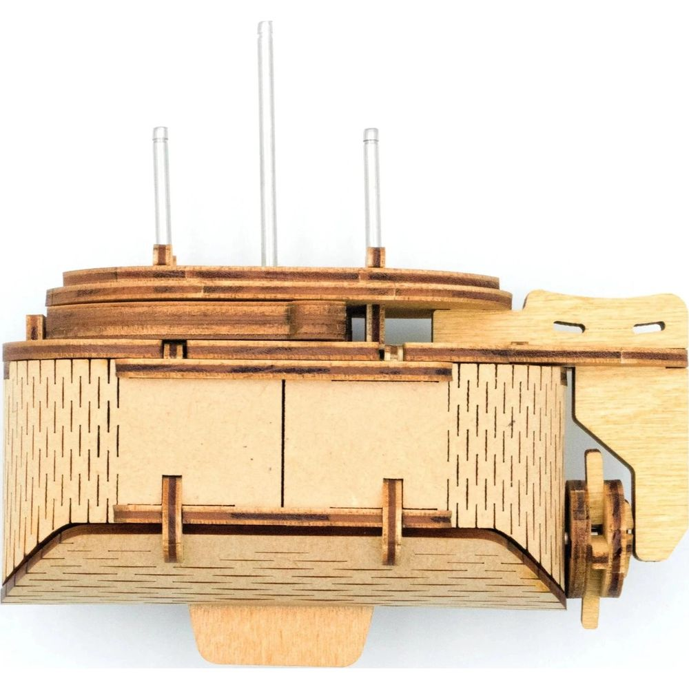 Un modello meccanico in legno con tre aste trasparenti e una ruota.