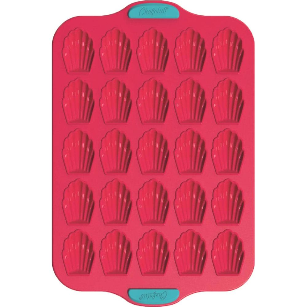 Eine leuchtend pinke Silikonbackform mit 20 muschelförmigen Vertiefungen.
