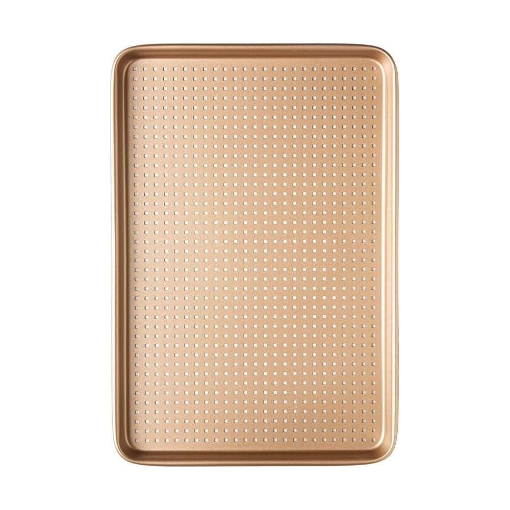 Eine goldene Backform mit einer strukturierten Oberfläche mit vielen kleinen quadratischen Erhebungen.