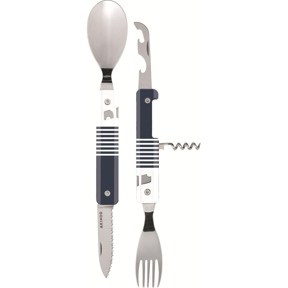 Un set di posate da campeggio con cucchiaio, coltello, forchetta, apribottiglie e cavatappi.