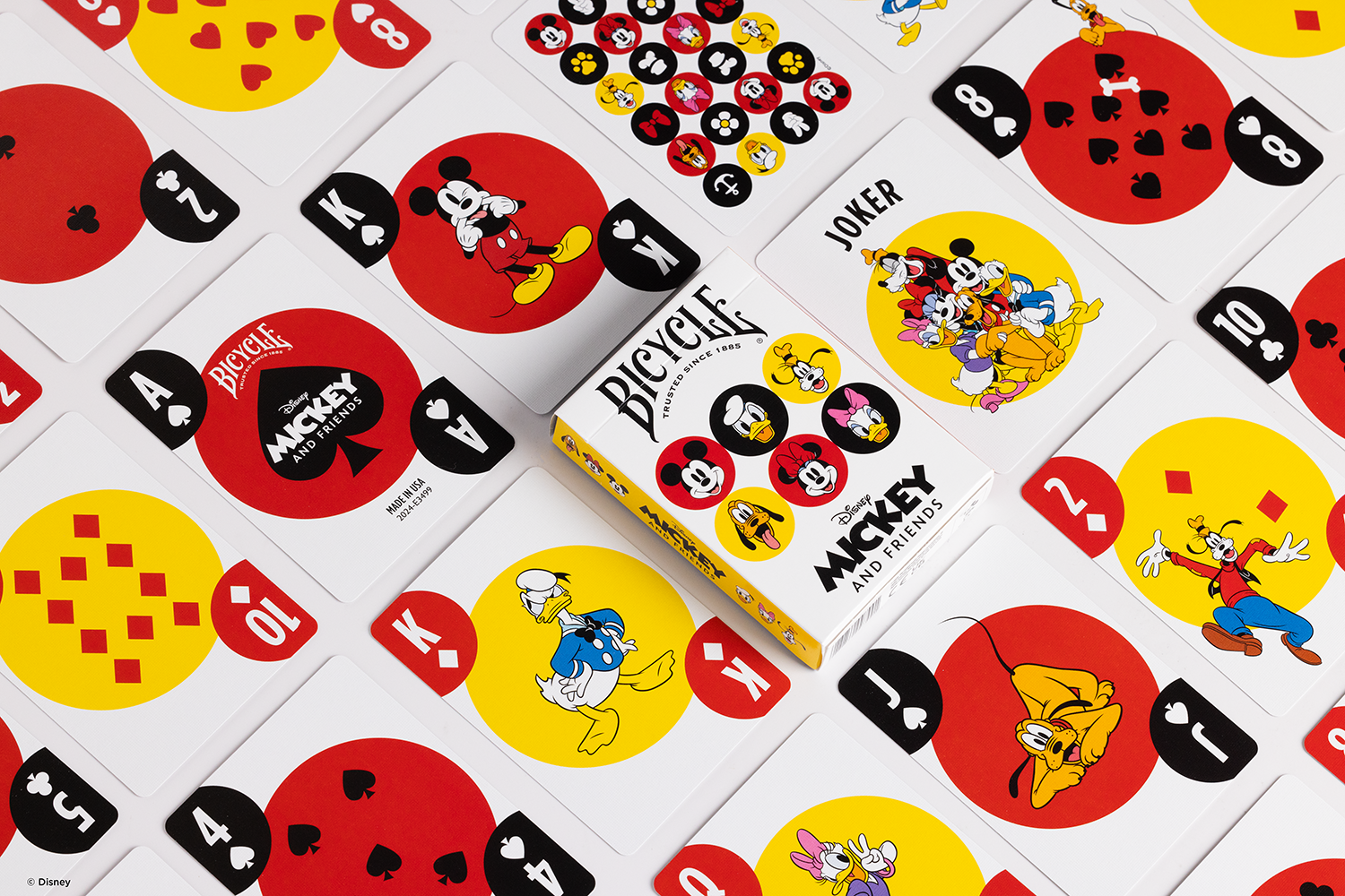 Spielkarten mit Disney-Figuren wie Micky Maus, Donald Duck und Goofy auf weißem Hintergrund.