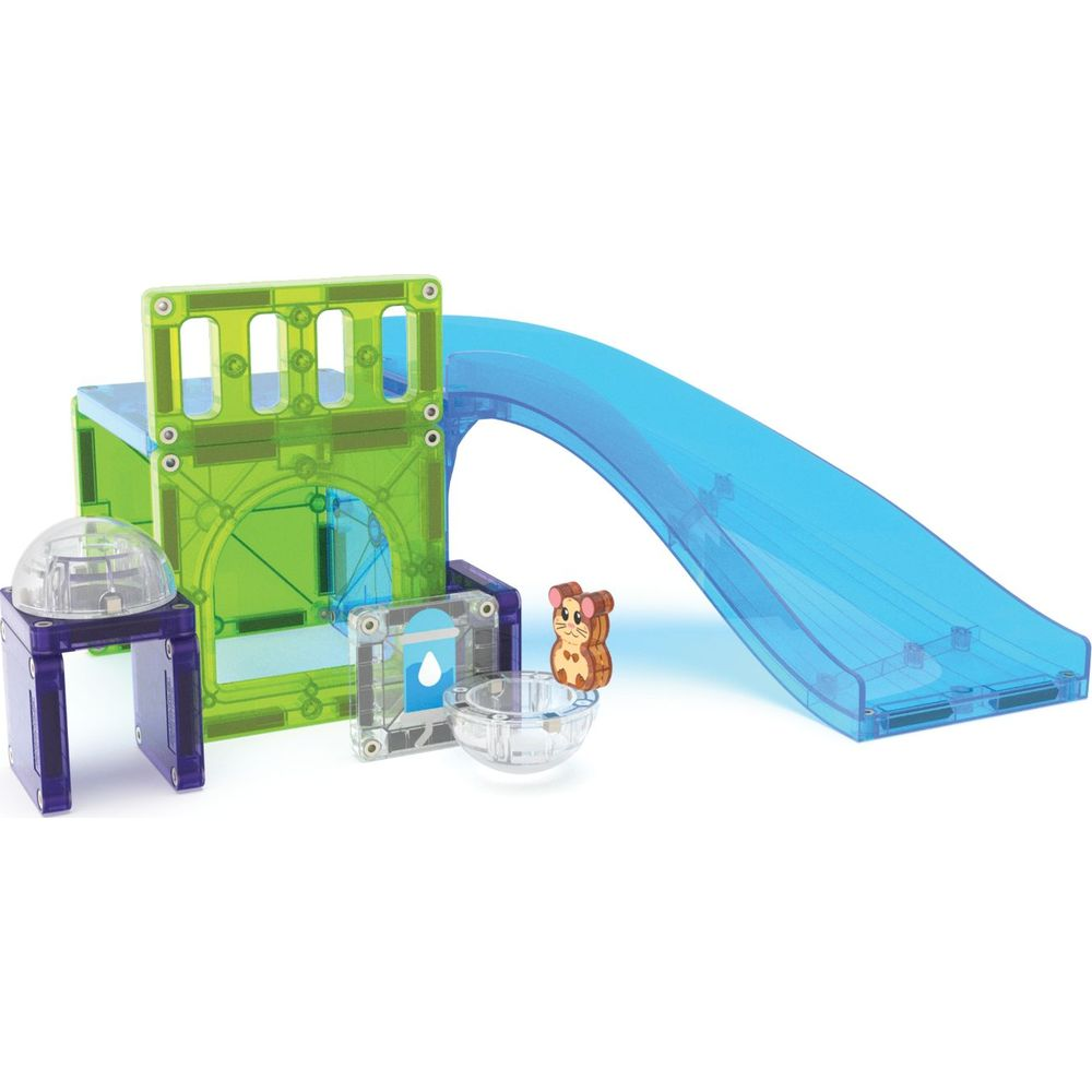 Ein grünes Gebäude mit einer blauen Rutsche, einem lila Ständer, einer durchsichtigen Schale und einem Hamsterspielzeug.