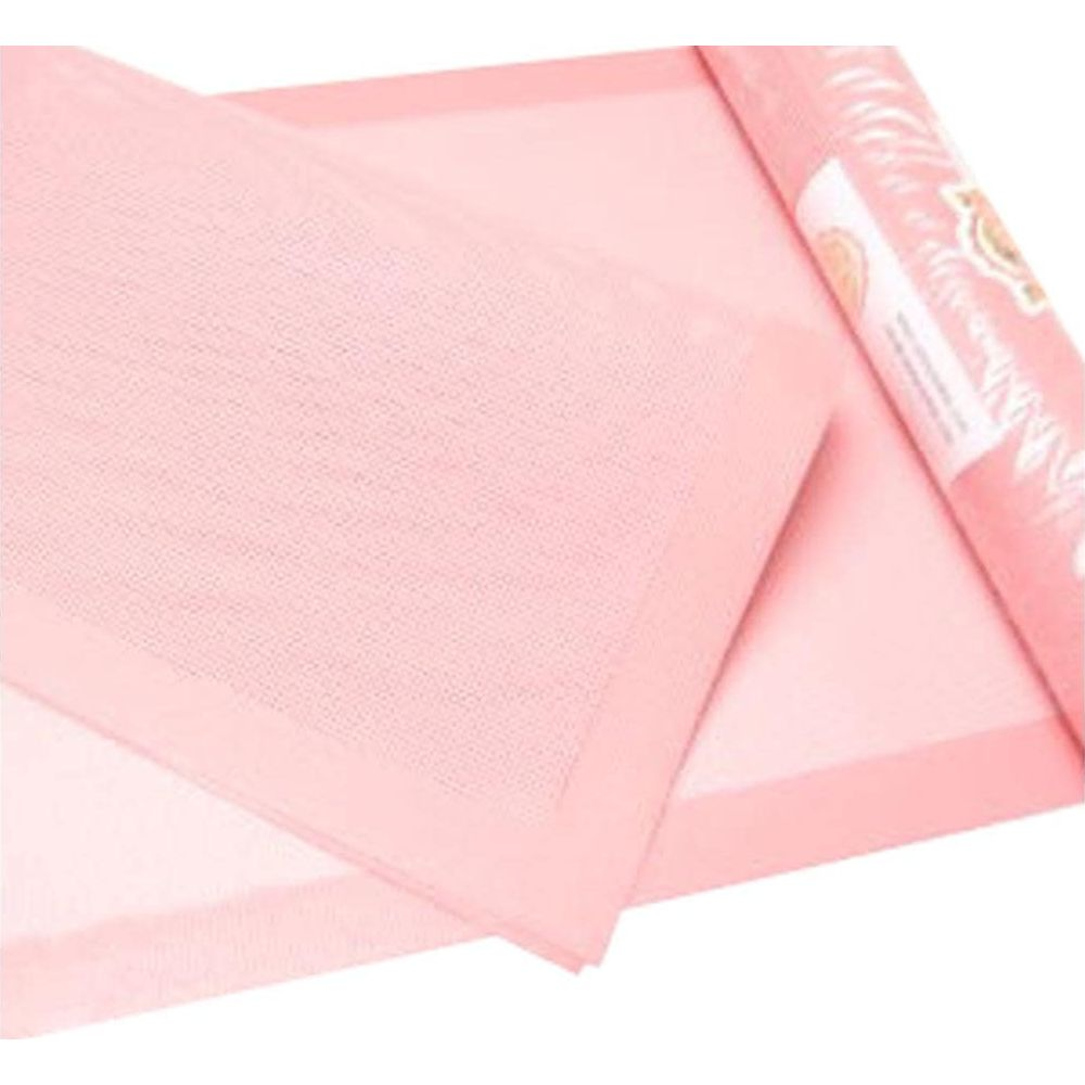 Deux tapis de cuisson roses, un à plat et un enroulé.