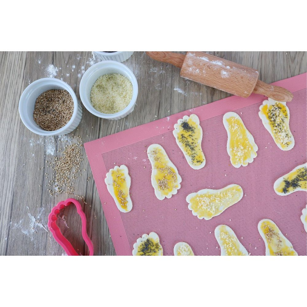 Biscuits en forme de pied avec jaune d'œuf, sésame et pavot.