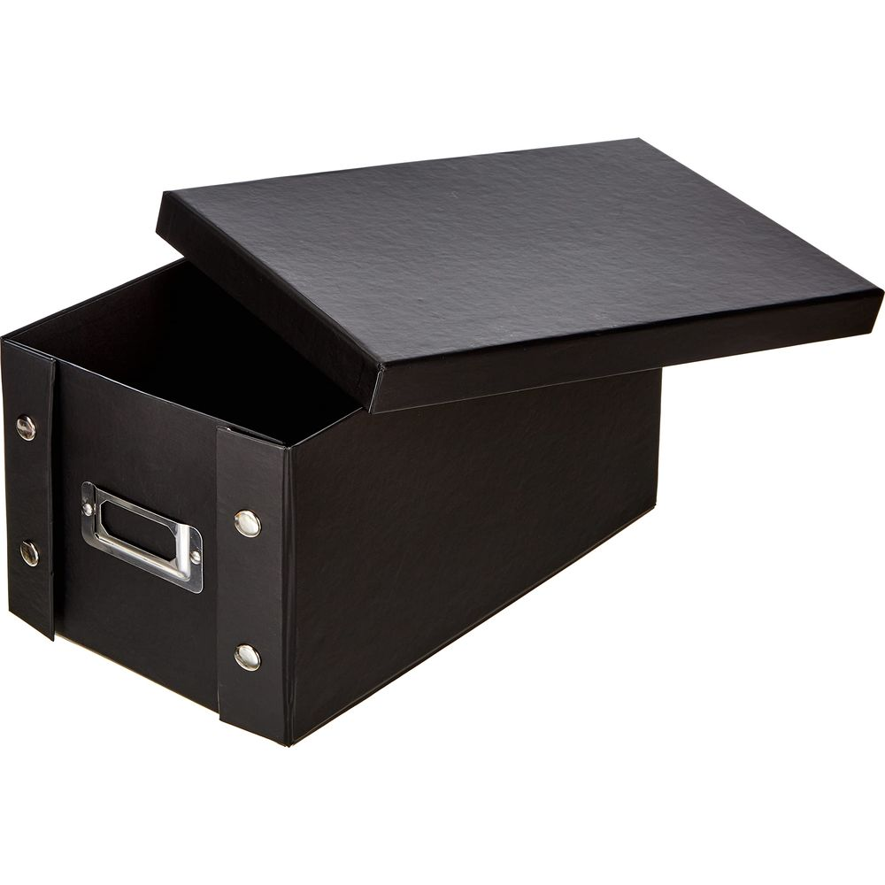 Eine schwarze Aufbewahrungsbox mit offenem Deckel und silbernem Griff.