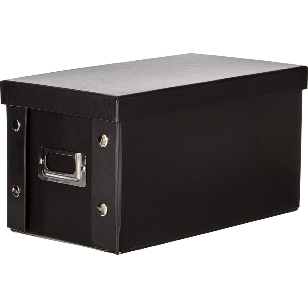 Schwarze Aufbewahrungsbox mit silbernem Griff und Nieten, auf weißem Hintergrund.