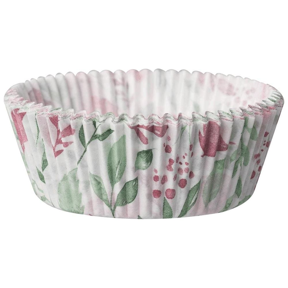 Ein Papier-Muffin-Förmchen mit einem Blumenmuster aus roten Blüten und grünen Blättern auf weißem Grund.