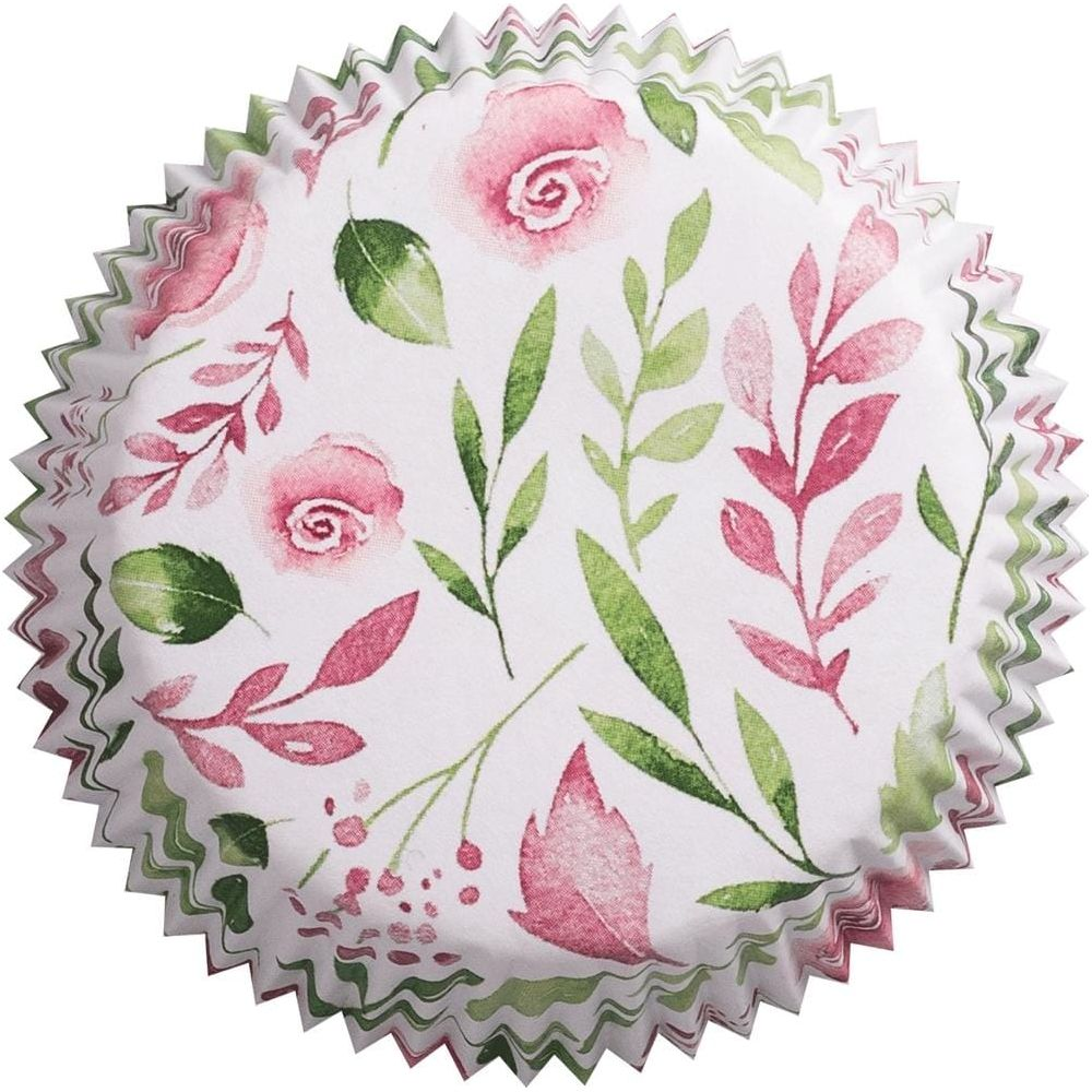 Eine weiße Cupcake-Form mit rosa Rosen und grünen Blättern darauf.