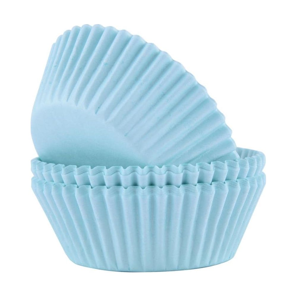 Zwei hellblaue Papierförmchen für Muffins oder Cupcakes, gestapelt auf weißem Hintergrund.