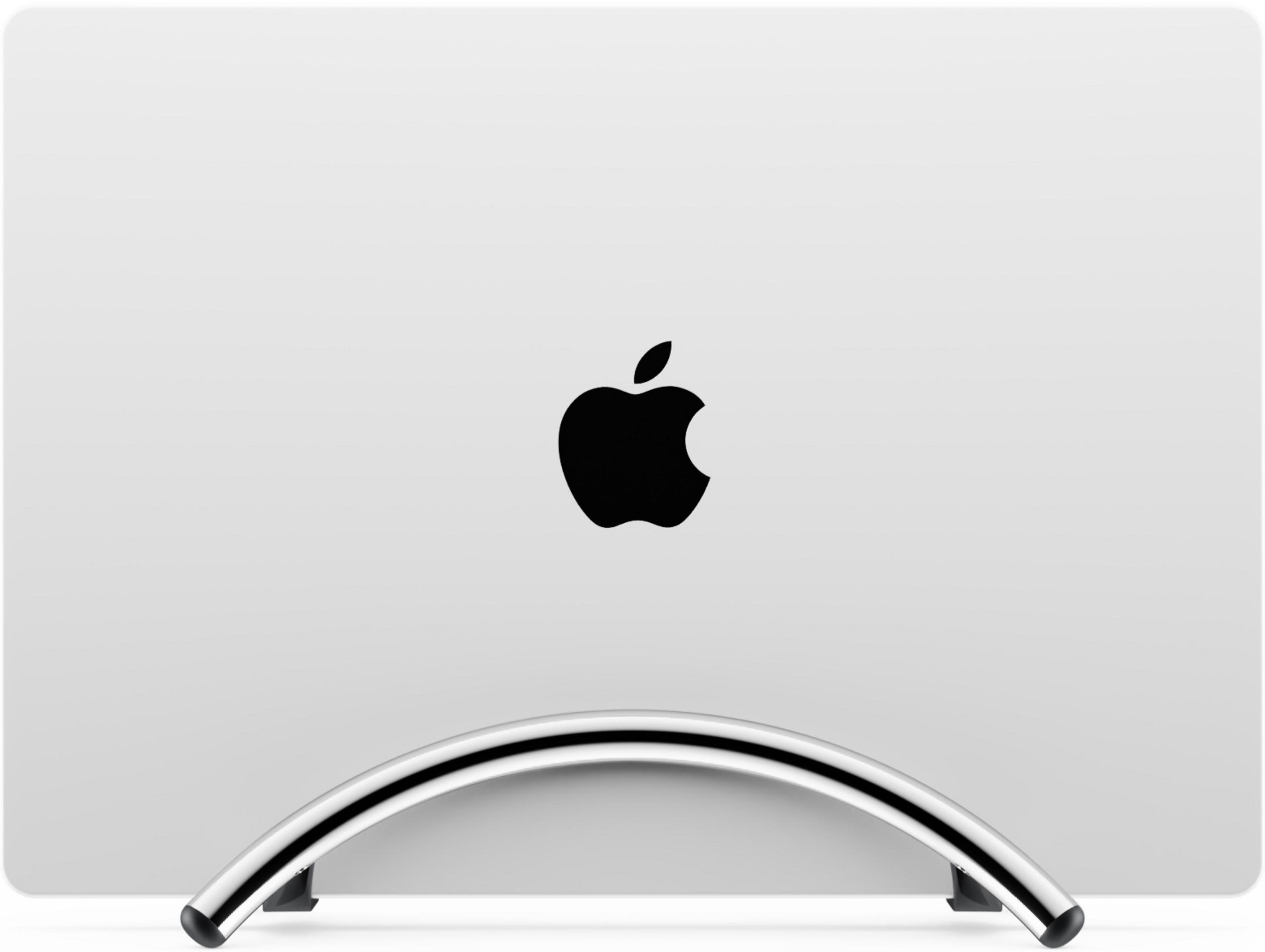 Ein silberner Apple-Laptop mit dem schwarzen Logo auf der Rückseite, der auf einem Ständer steht.