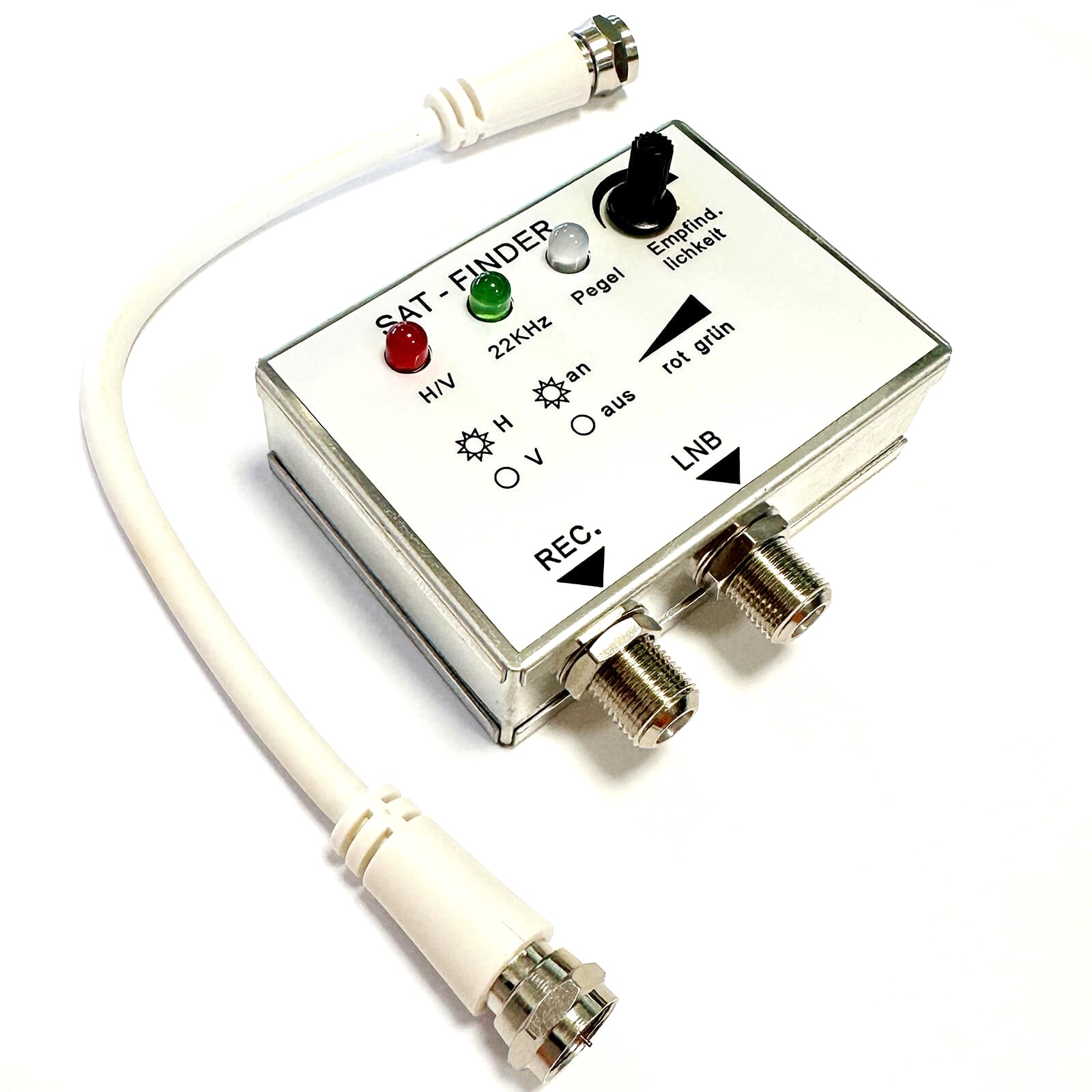 Ein SAT-Finder mit zwei weißen Kabeln, roten und grünen LEDs und Drehregler.