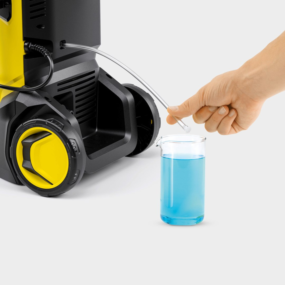 Wąż jest trzymany w zlewce z niebieskim płynem.