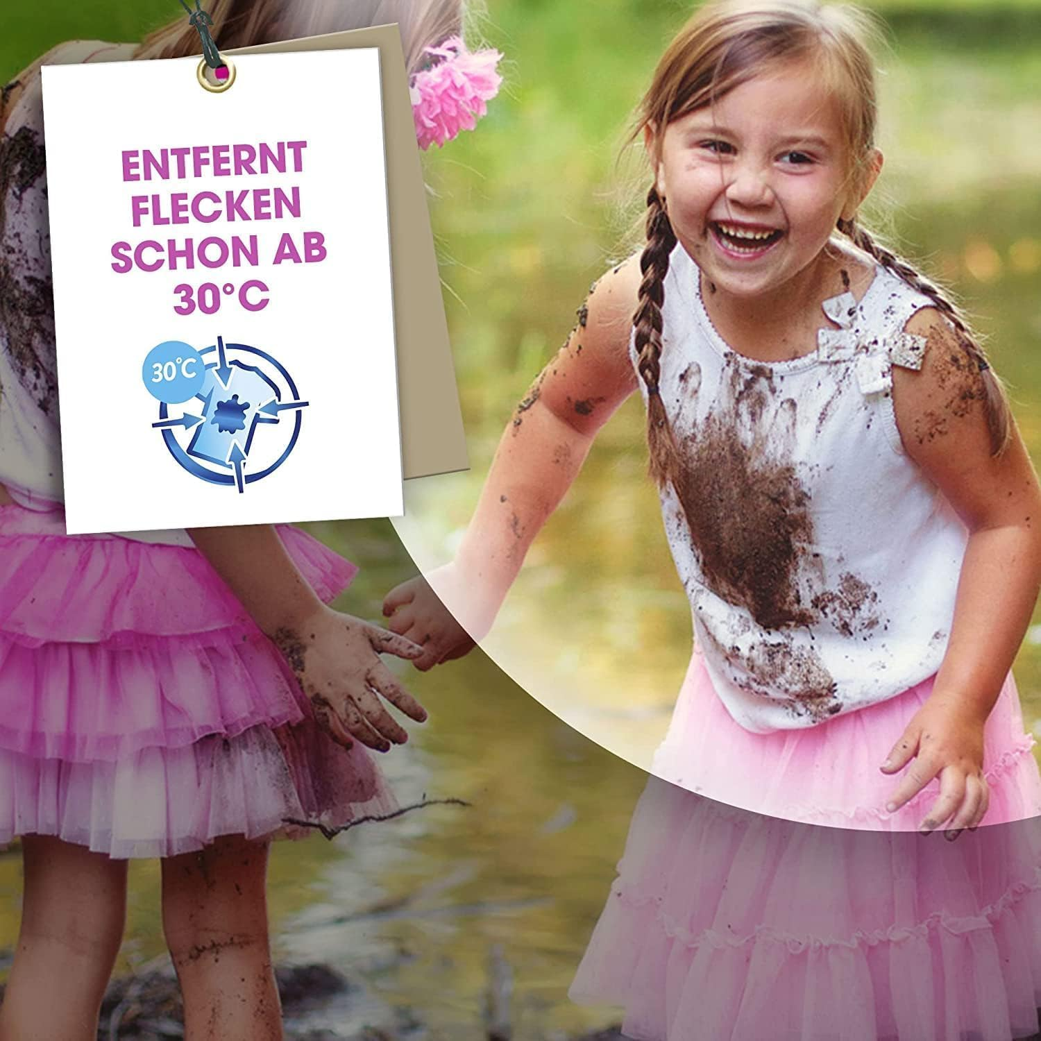 Zwei Mädchen in rosa Tutu-Röcken und schmutzigen weißen Oberteilen spielen im Freien.