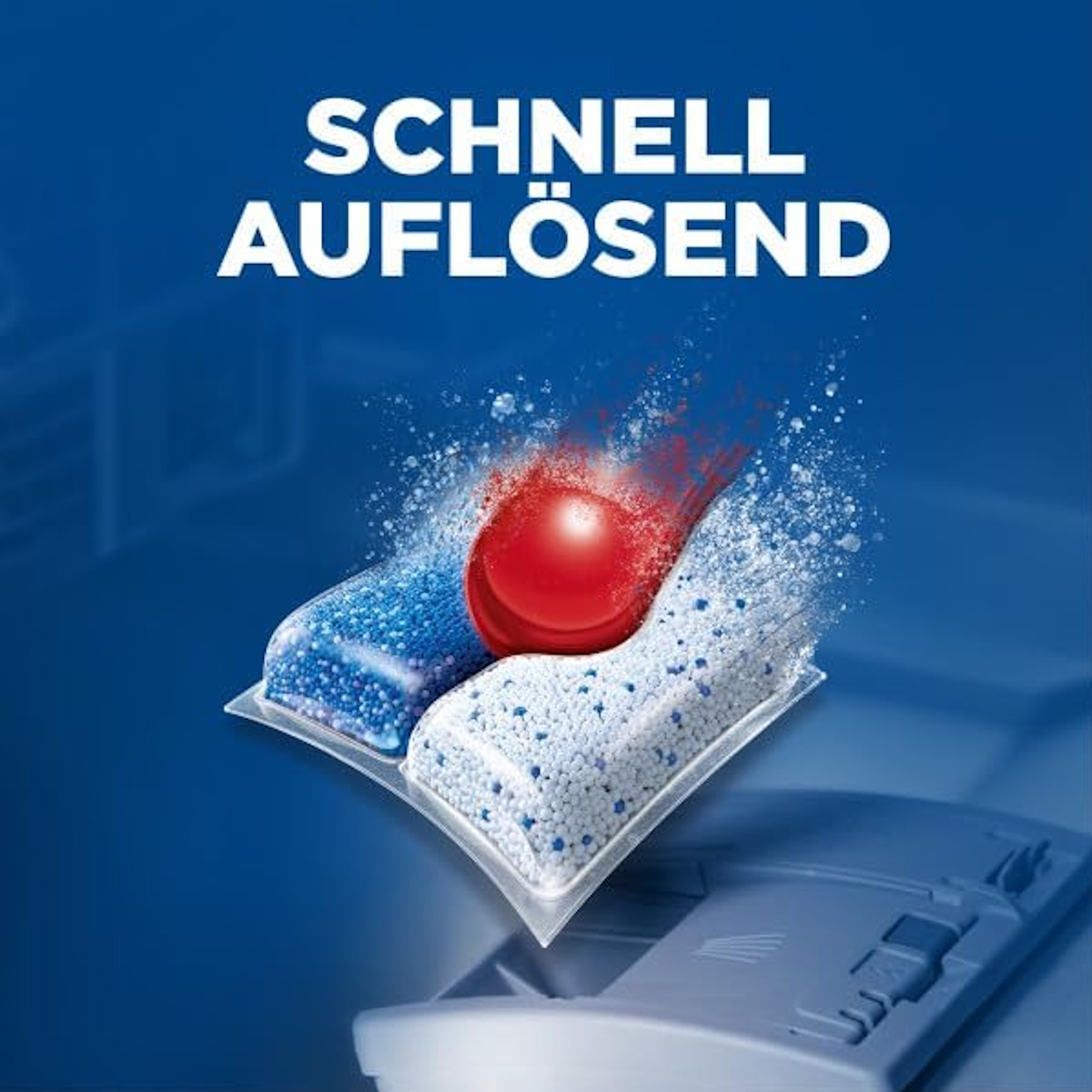Zwei Spülmaschinentabs, einer blau, einer weiß, mit rotem Kern, lösen sich auf.