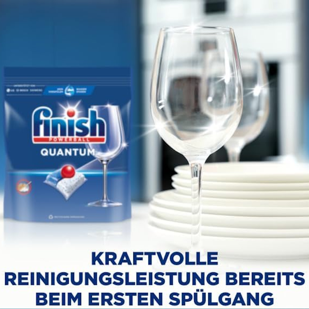Finish Quantum Spülmittelpackung neben sauberen Gläsern und Tellern.