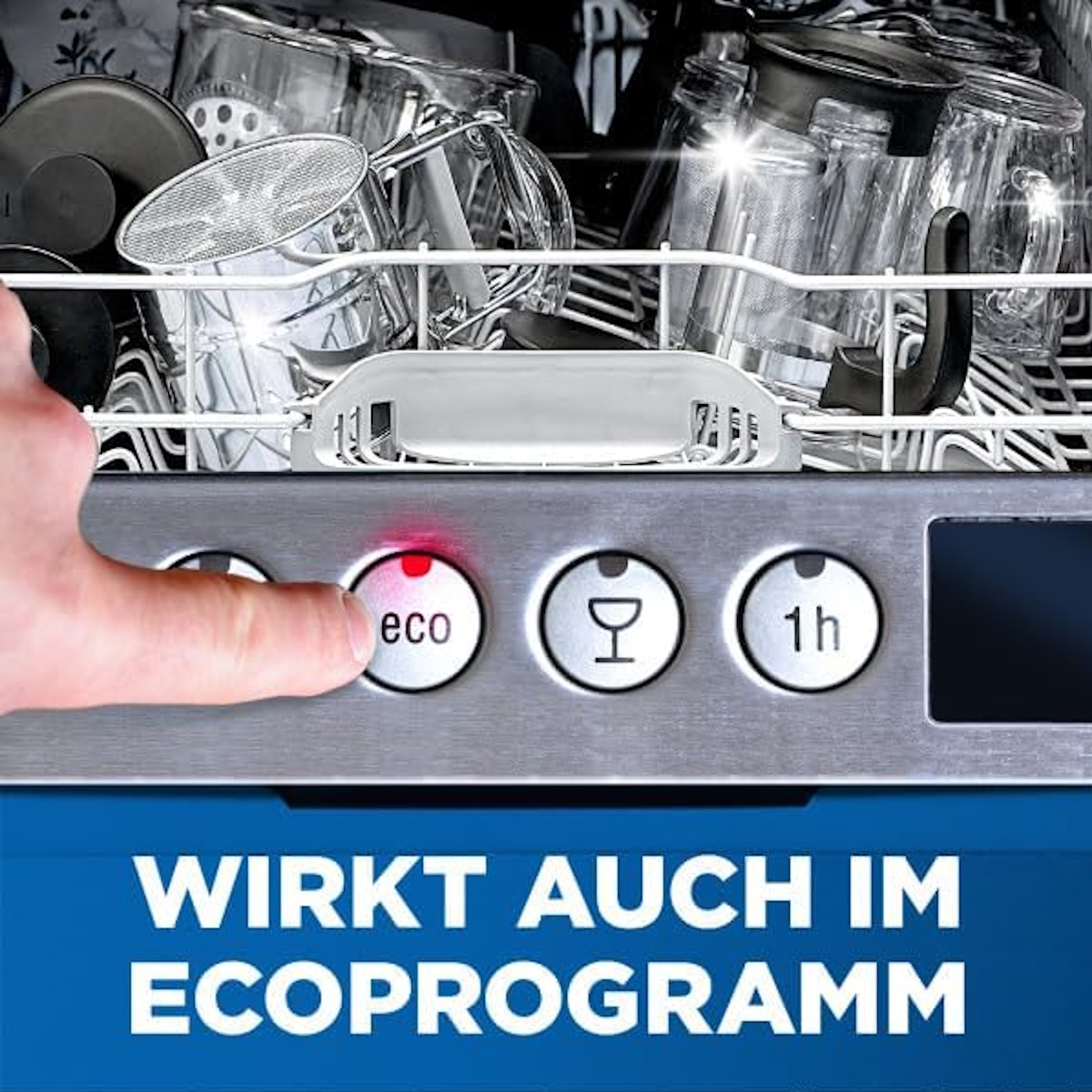 Ein Finger drückt die Eco-Taste eines Geschirrspülers, gefüllt mit Gläsern.