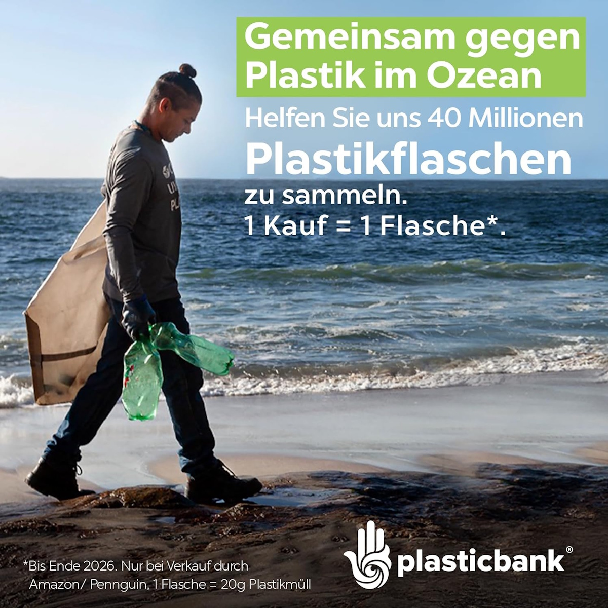 Ein Mann sammelt Plastikflaschen am Strand. Text wirbt für Plastikreduktion.