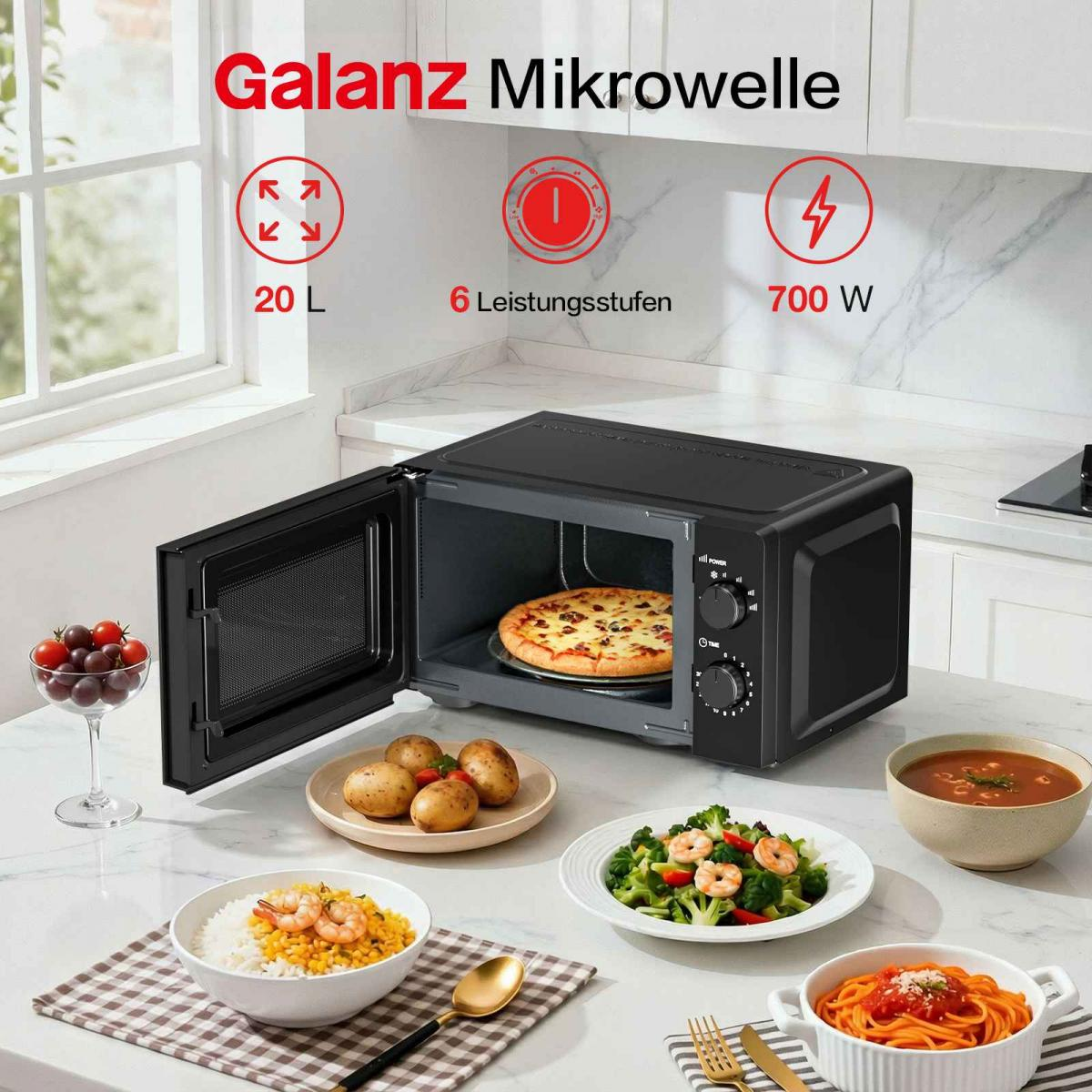 Schwarze Galanz Mikrowelle mit geöffneter Tür, Pizza im Inneren und Essen auf dem Tisch.