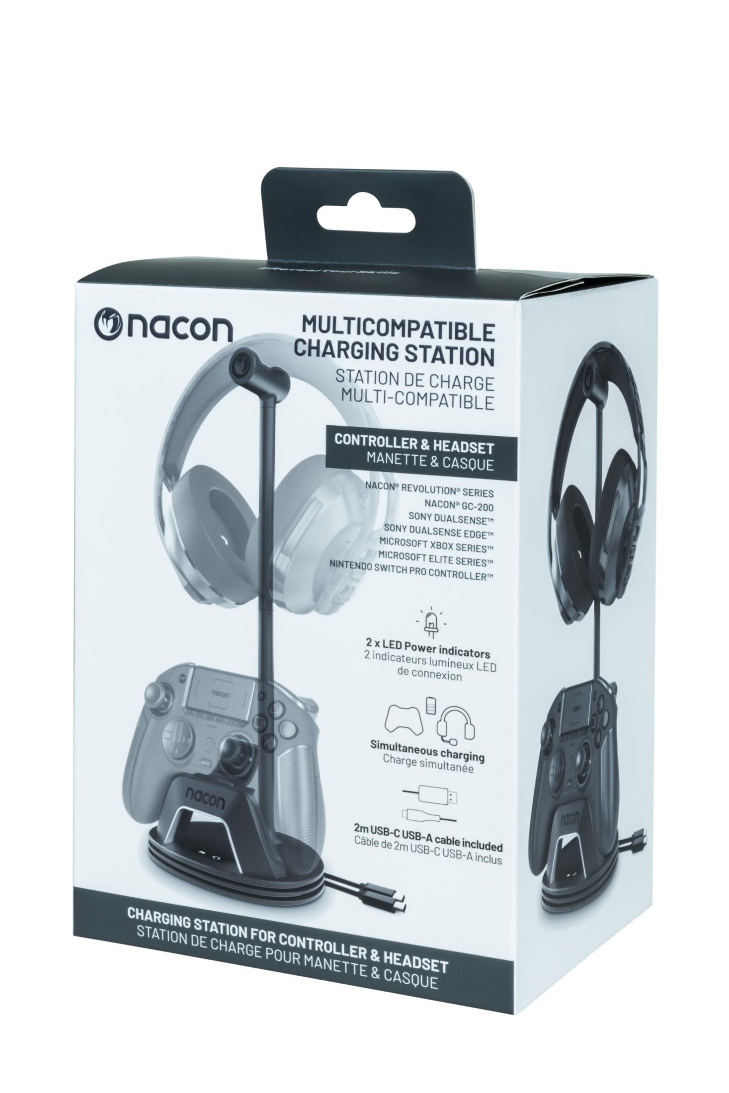 Stazione di ricarica Nacon per controller e auricolare con due controller e un auricolare.