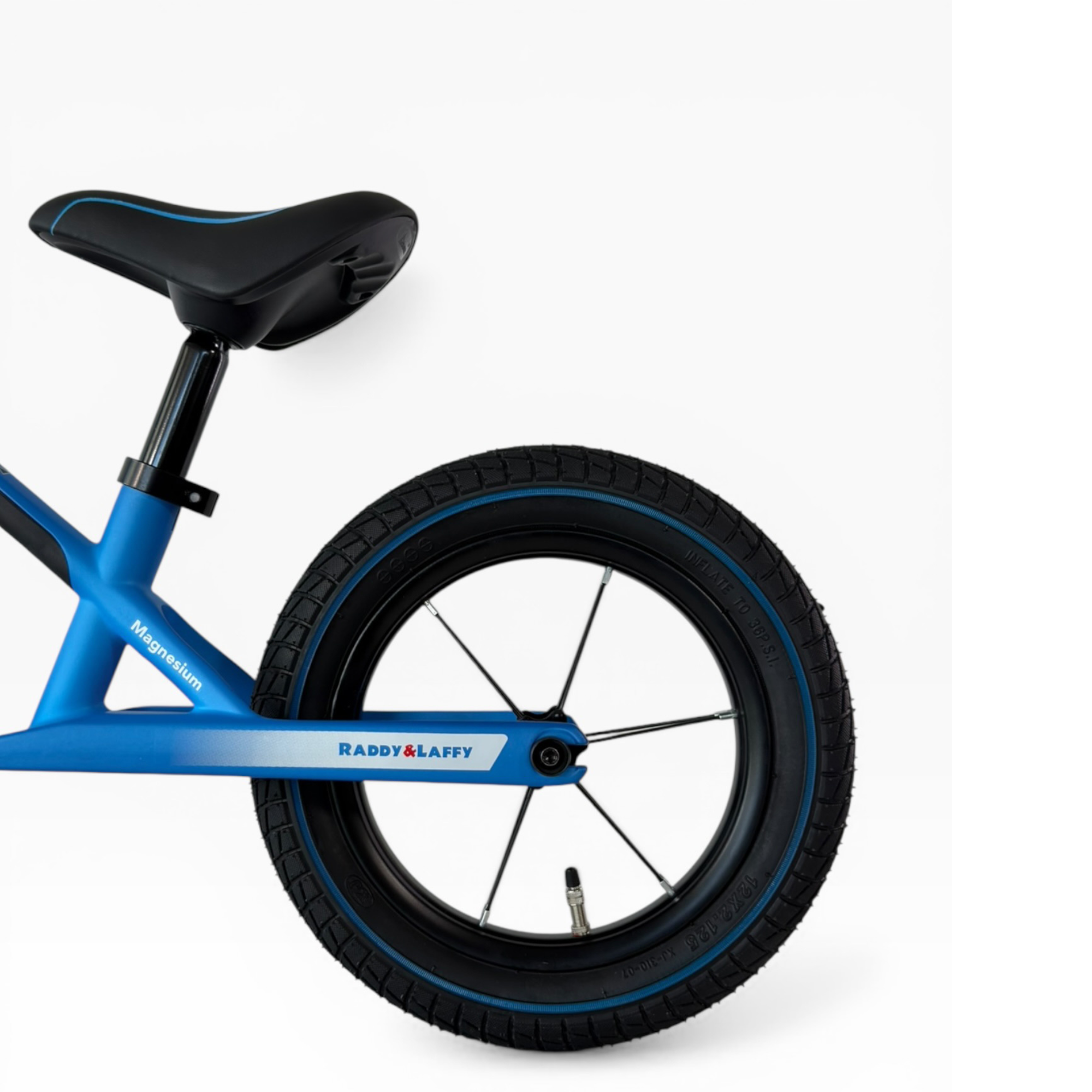 Blauer Magnesium-Kinderfahrradrahmen mit schwarzem Sattel und Rad.