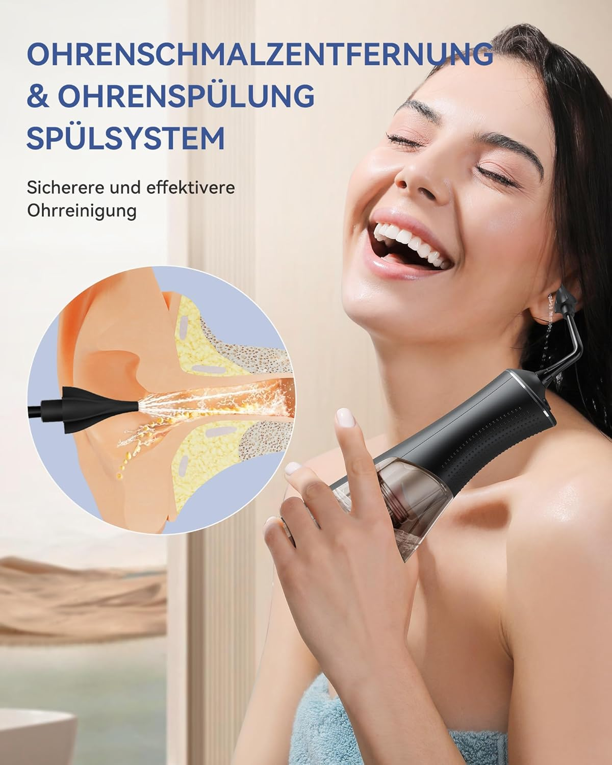 Eine Frau lacht, während sie ein Ohrenreinigungssystem hält. Eine Illustration zeigt die Ohrenspülung.