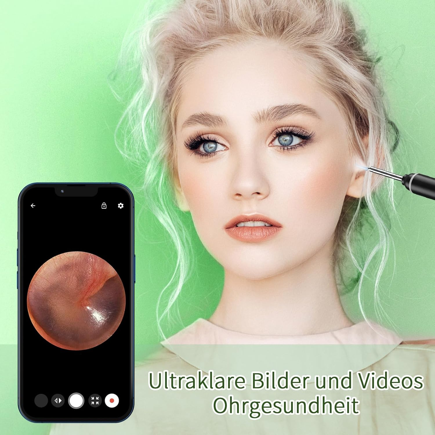 Frau mit blonden Haaren benutzt Ohrscope, Handy zeigt Gehörgang.