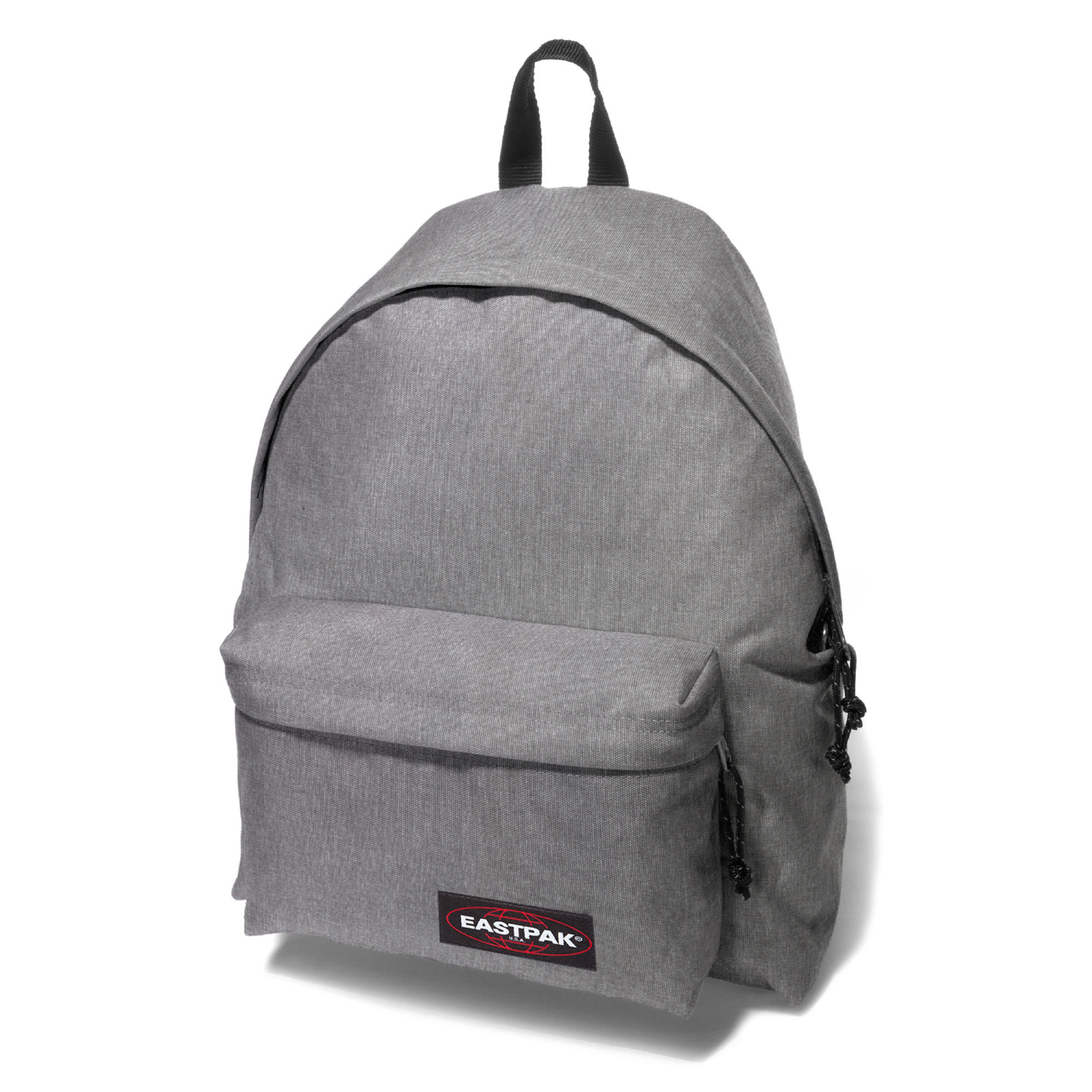 Ein grauer Rucksack mit schwarzem Griff und Reißverschlusstasche vorne.