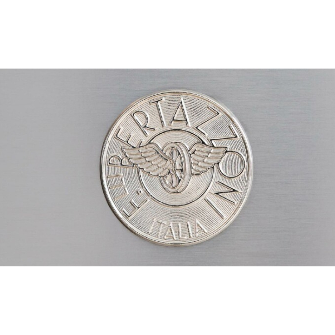 Emblema argentato con ruota alata e le parole 'Liberta' e 'Italia'.