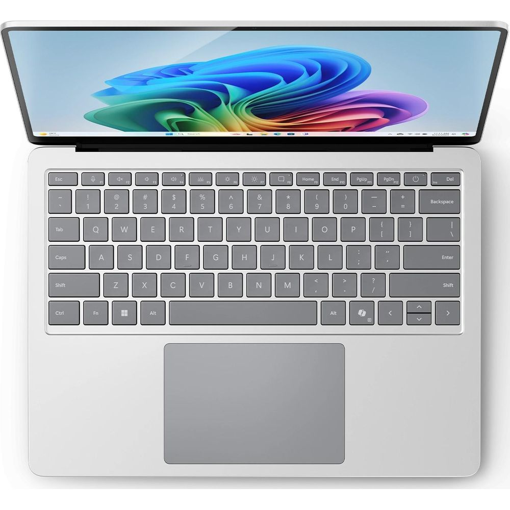 Silberner Laptop geöffnet, zeigt farbenfrohe abstrakte Tapete auf dem Bildschirm und eine volle Tastatur.