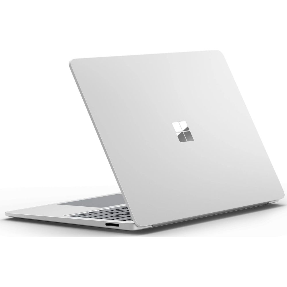 Ein silberner Laptop mit dem Microsoft-Logo auf dem Deckel.
