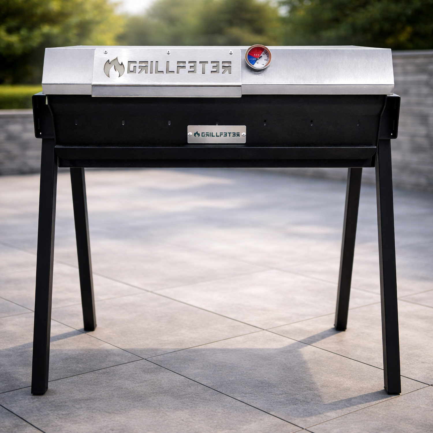 Ein schwarzer Grill mit silbernem Deckel und Thermometer steht auf einer gefliesten Terrasse.