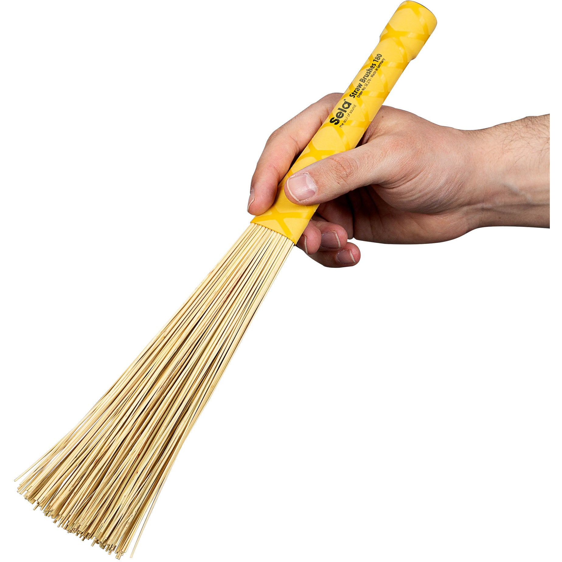 Bir el, birçok ince ahşap çubuğa sahip sarı bir Sela Straw Brushes 180 tutuyor.