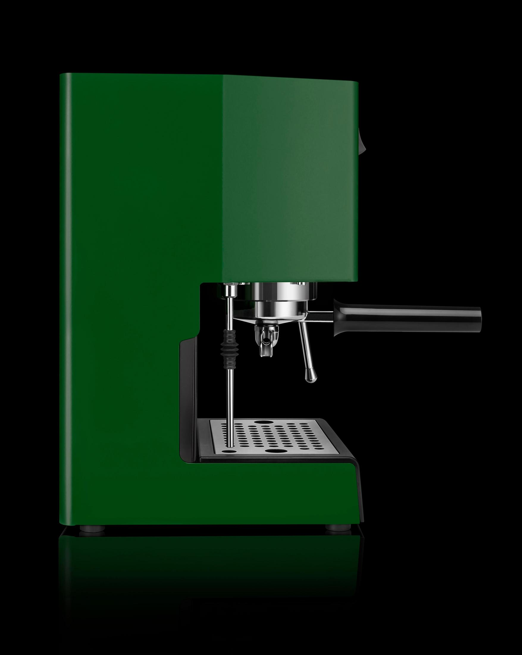 Groene espressomachine met metalen onderdelen en zwarte hendel.