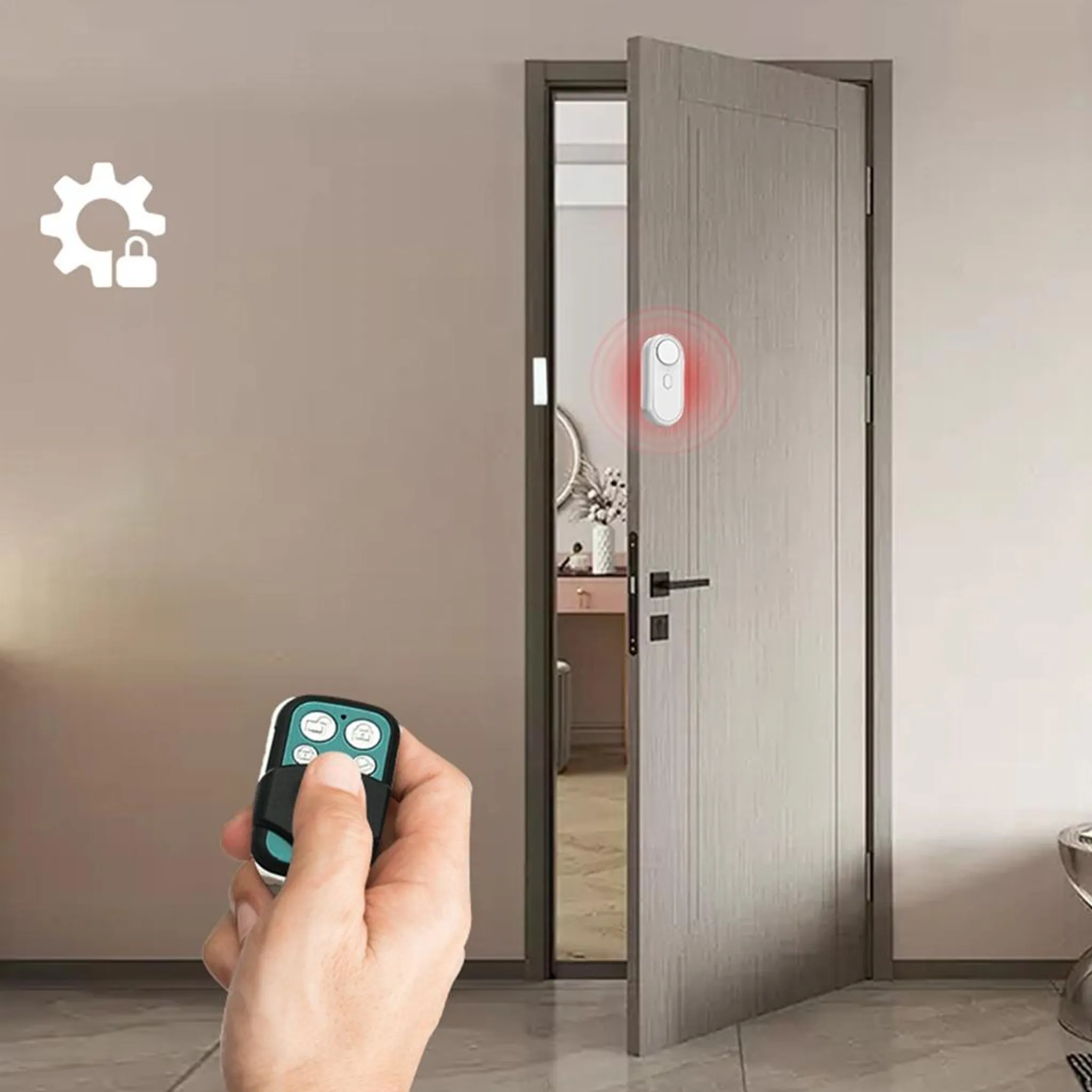 Eine Hand hält eine Fernbedienung vor einer leicht geöffneten Tür mit einem Sensor.