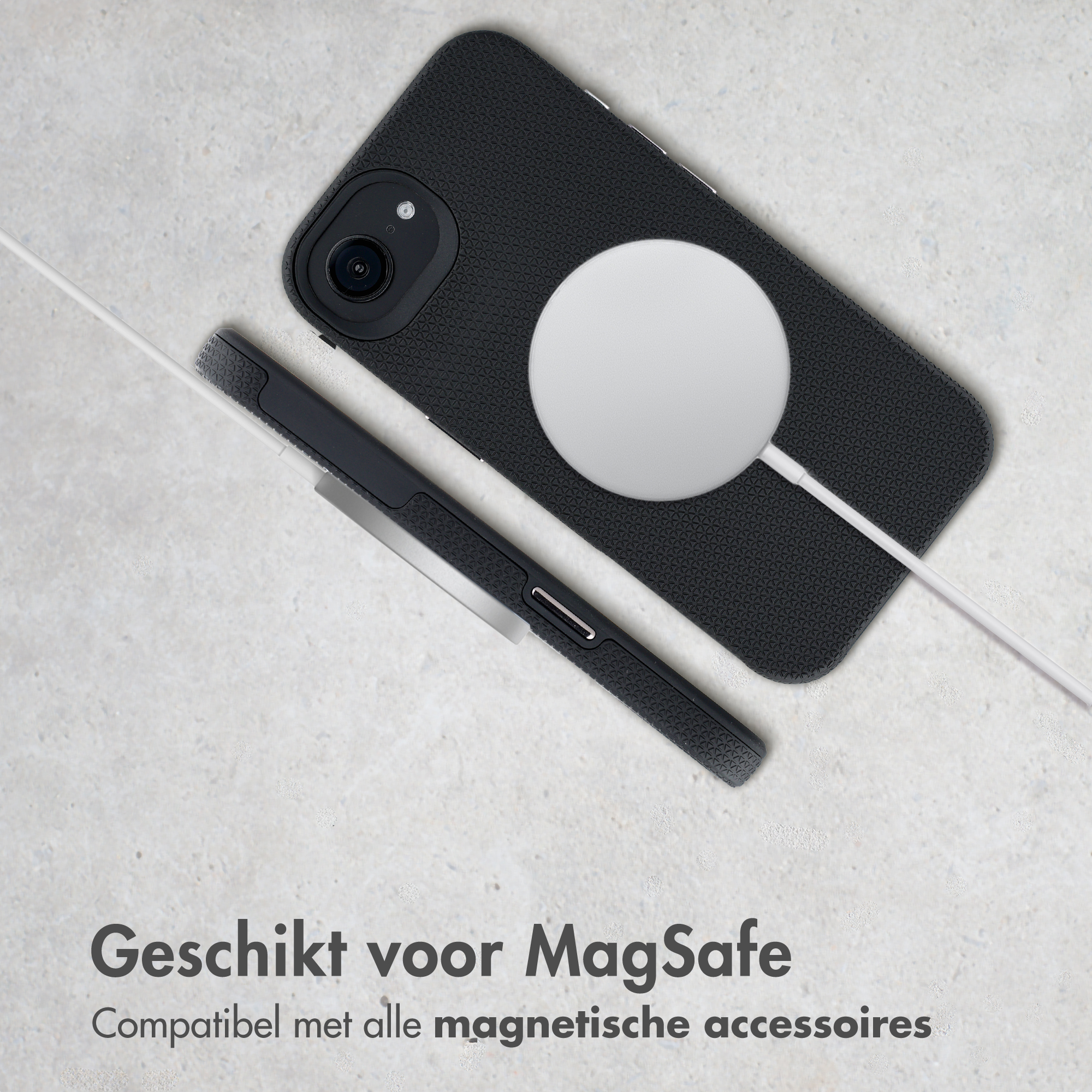 Zwarte telefoon met MagSafe lader en kabel op lichte ondergrond.