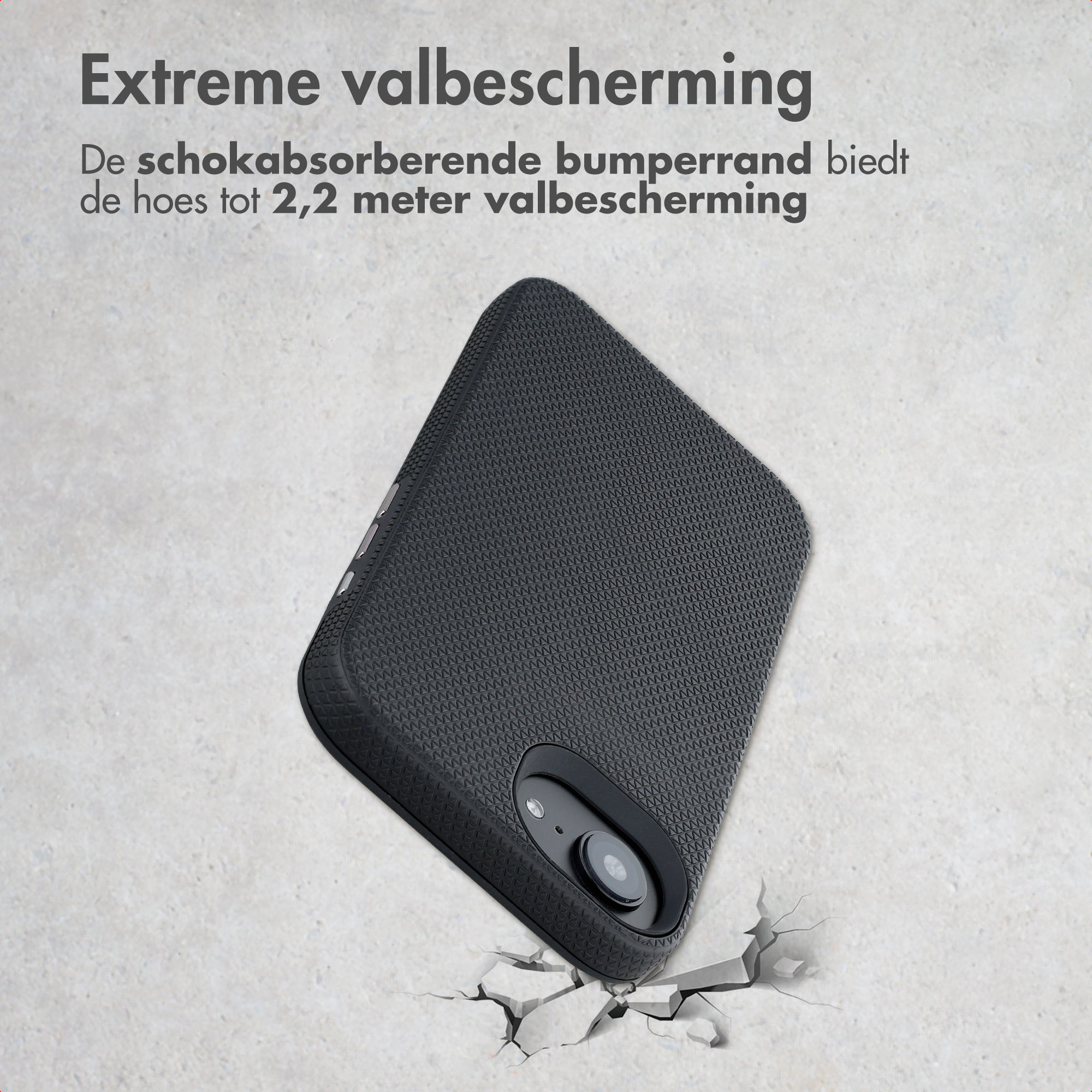 Een zwart telefoonhoesje valt op een gebarsten betonnen vloer.