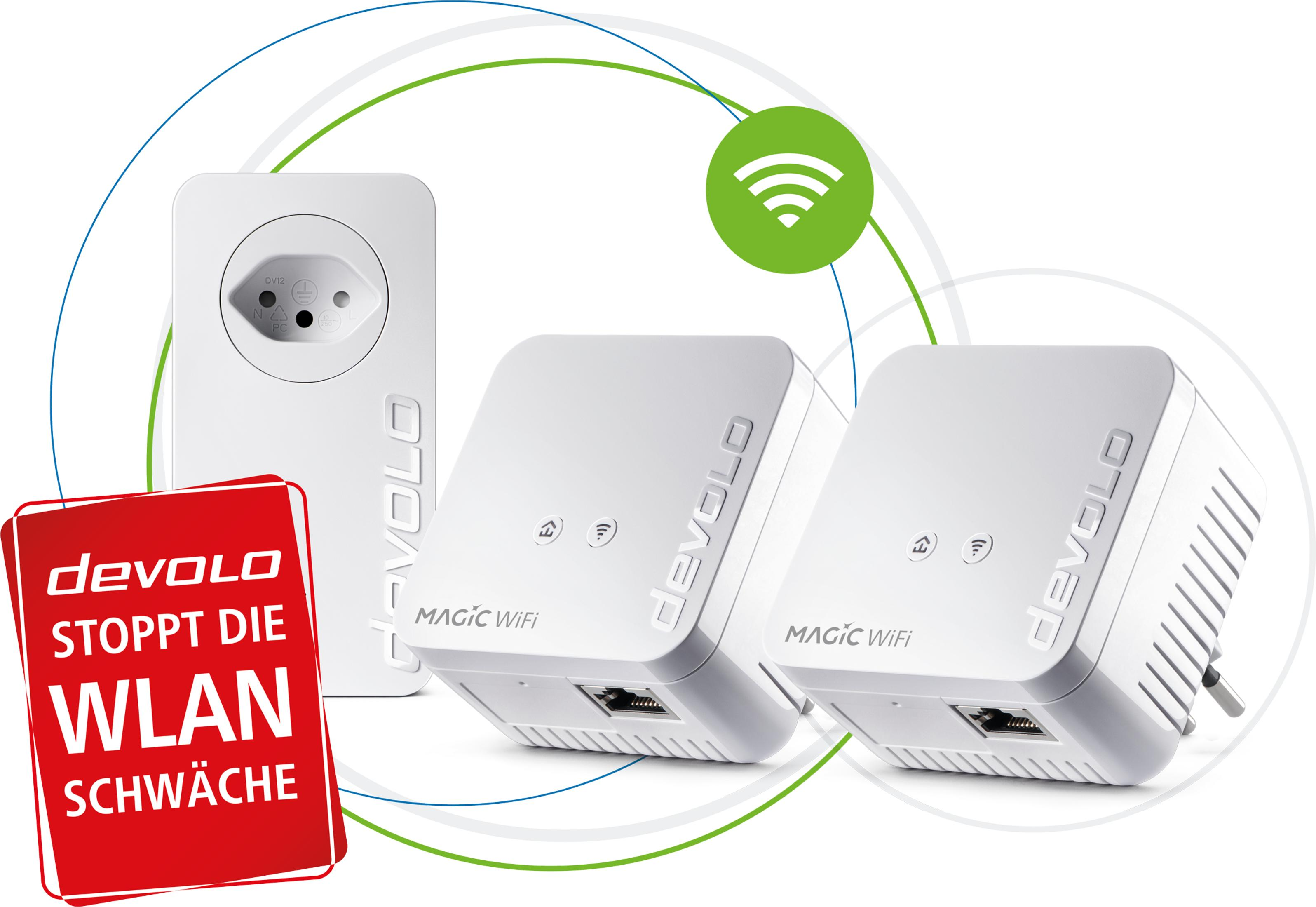 Drei weiße Devolo Magic WiFi-Adapter, einer mit Steckdose und zwei mit LAN-Anschluss.