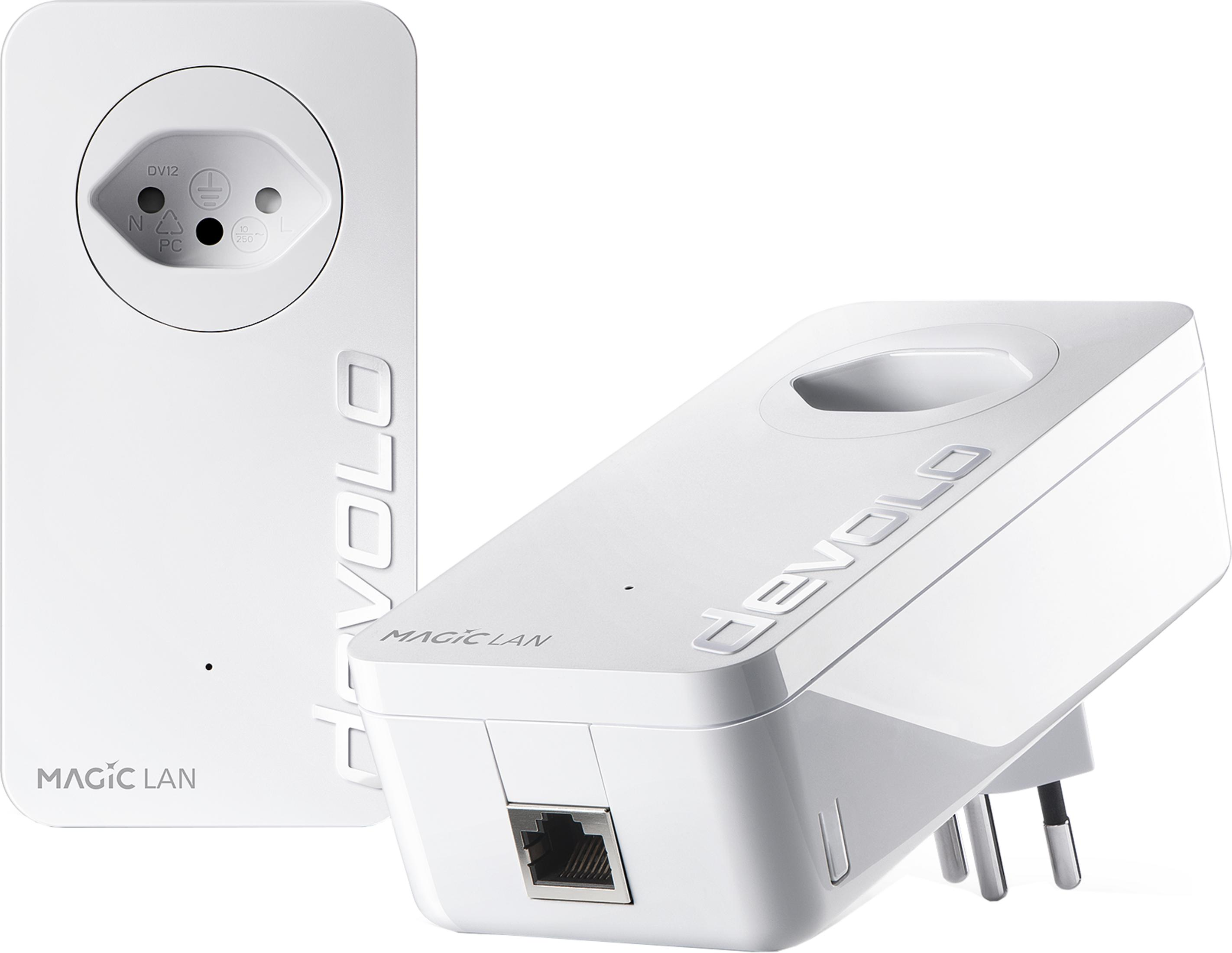 Due adattatori Devolo Magic LAN bianchi, uno con presa, uno con porta Ethernet.