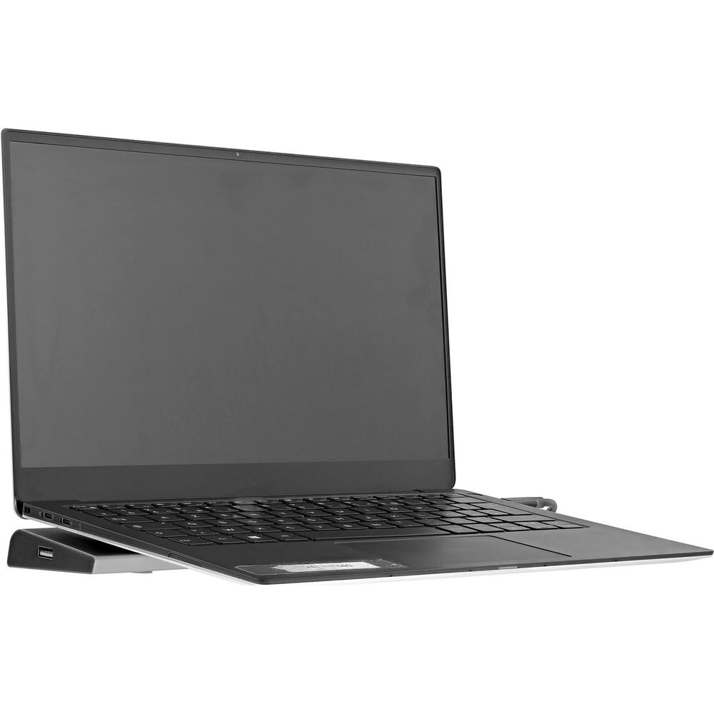 Ein geöffneter Laptop auf einem Ständer, mit schwarzer Tastatur und grauem Bildschirm.