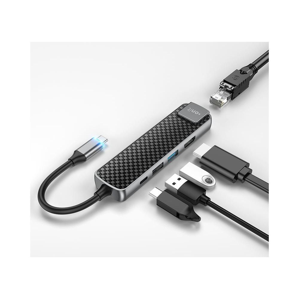 Silberne USB-C-Dockingstation mit Karbonfasermuster, verbunden mit USB-C-, Ethernet- und USB-A-Kabeln.