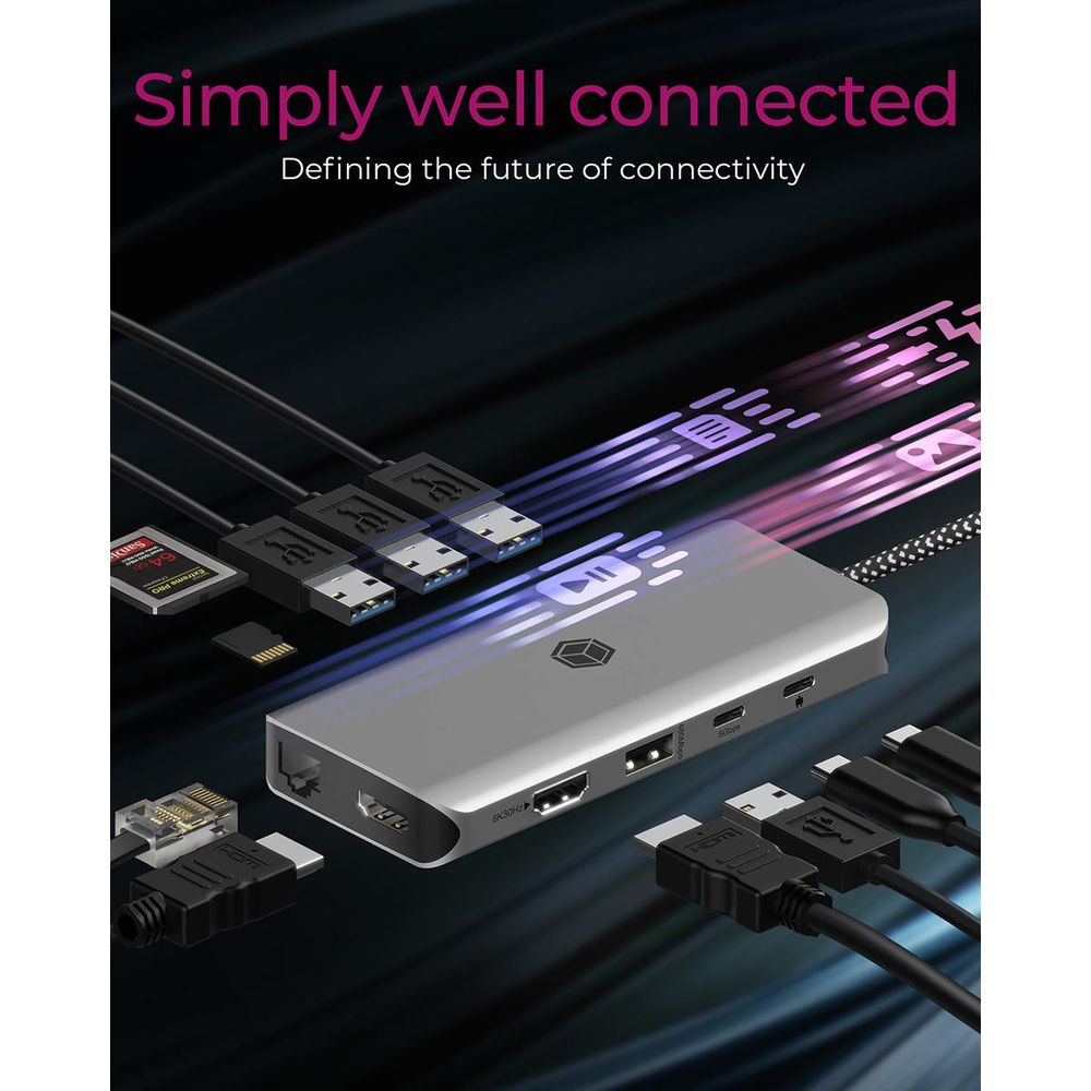 Ein silberner USB-C-Hub mit mehreren Anschlüssen, SD-Karte, HDMI und USB-Kabeln.