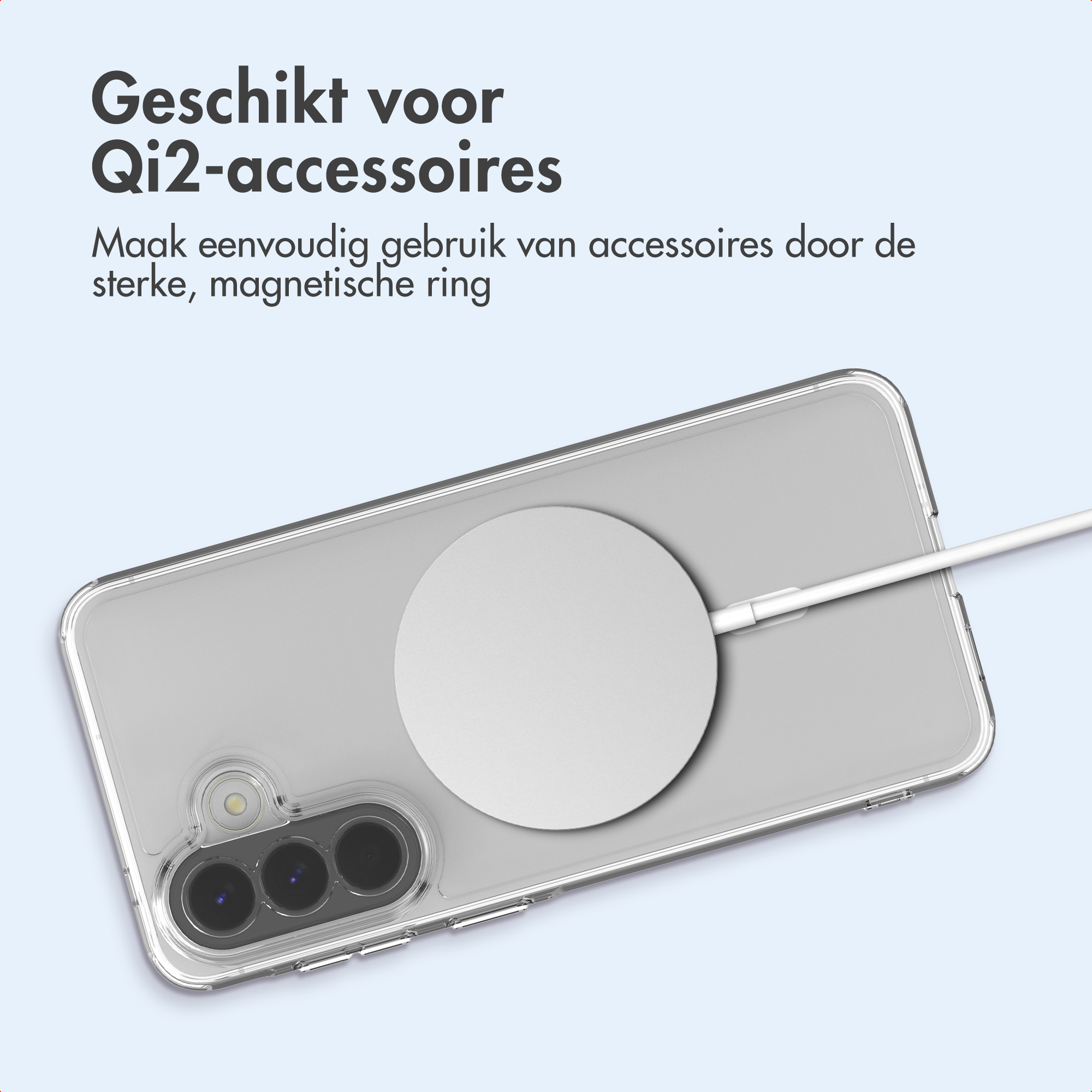 Doorzichtige telefoonhoes met magnetische Qi2-oplader en kabel.