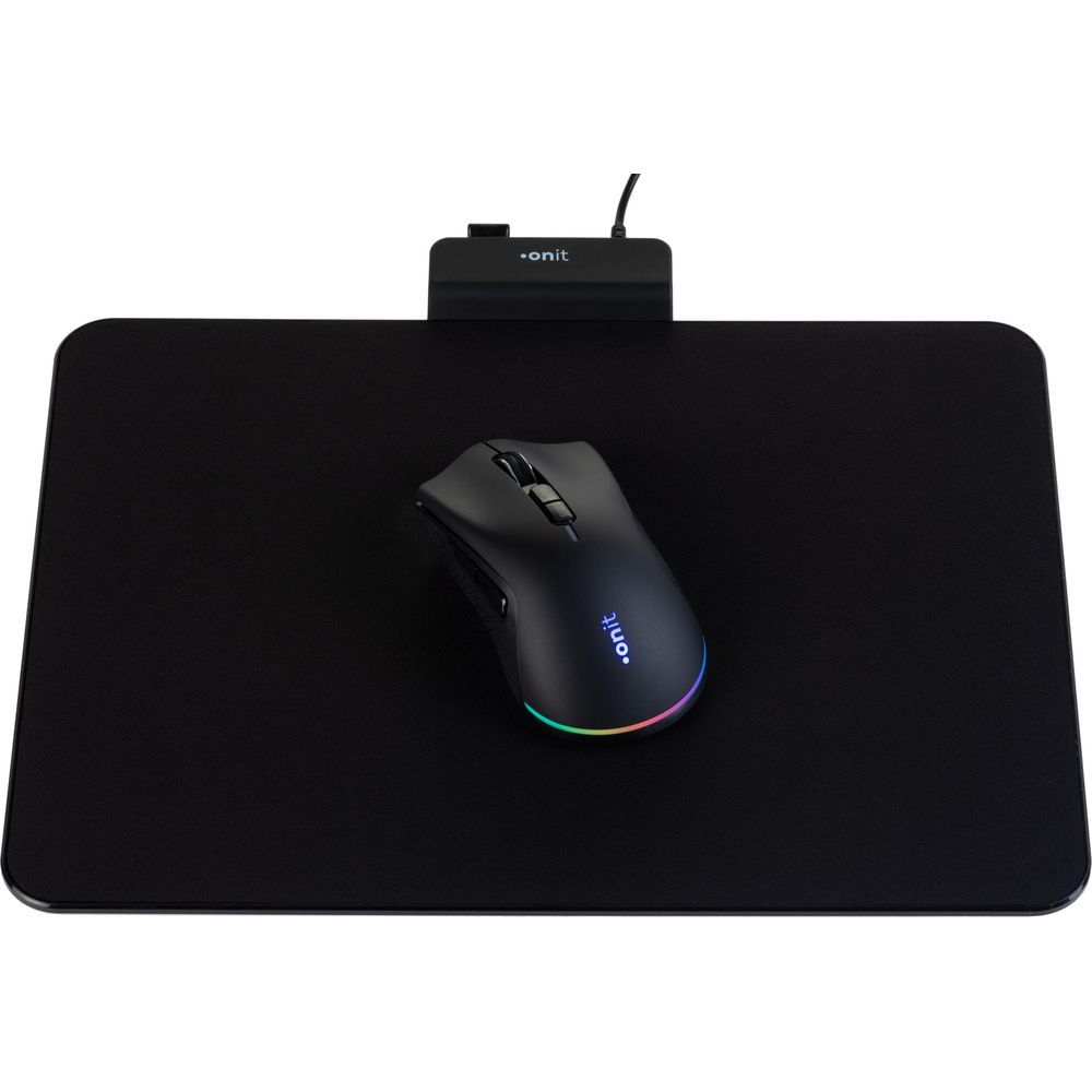 Souris sans fil noire avec éclairage RVB sur un tapis de souris noir avec socle de charge.