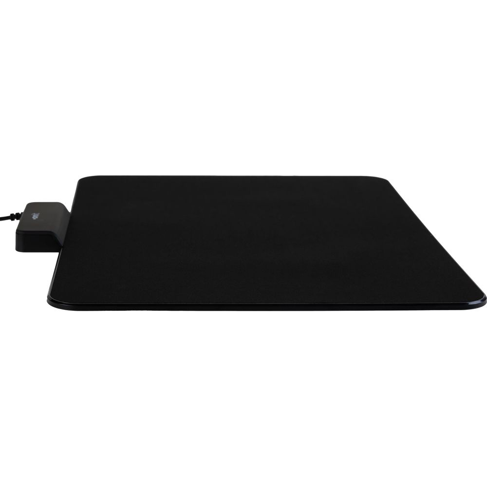 Tapis de souris noir avec câble et petit boîtier noir à gauche.