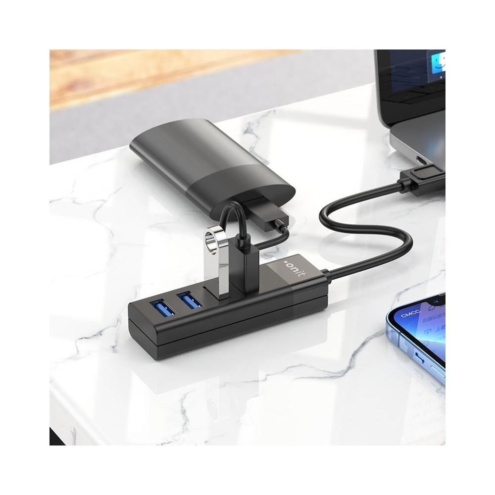 Schwarzer USB-Hub mit angeschlossenem USB-Stick, Kabel und externer Festplatte.