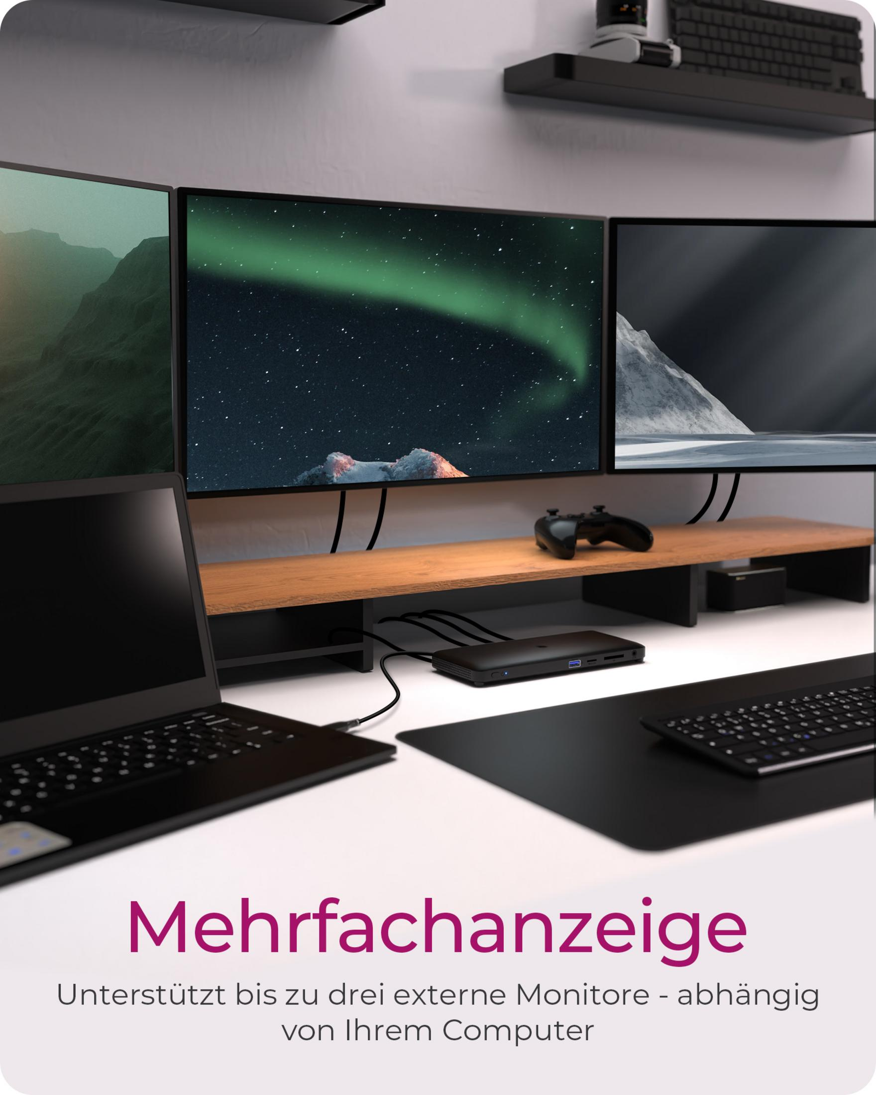 Ein Laptop, drei Monitore mit Landschaften und Nordlichtern, ein Gamecontroller und eine Dockingstation.