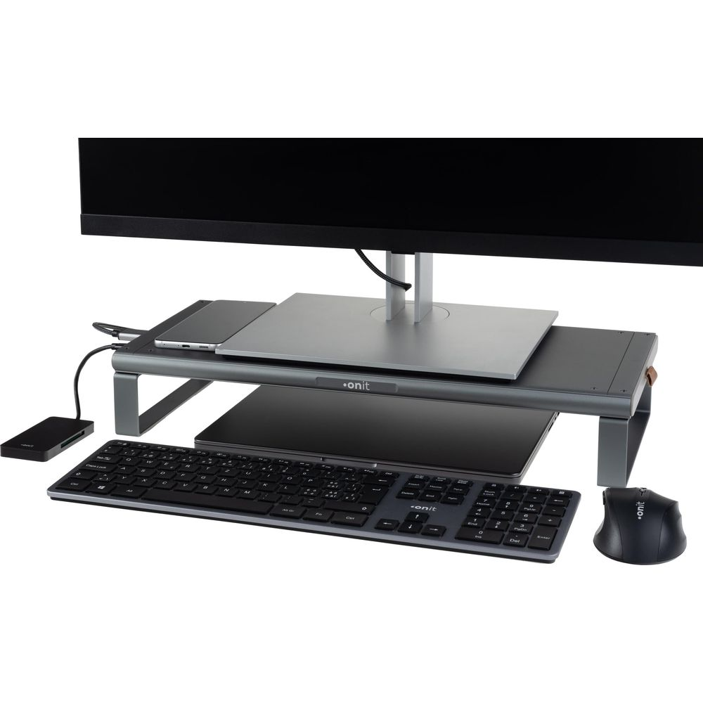 Ein Computermonitor, Tastatur, Maus und Hub auf einem Schreibtischständer.