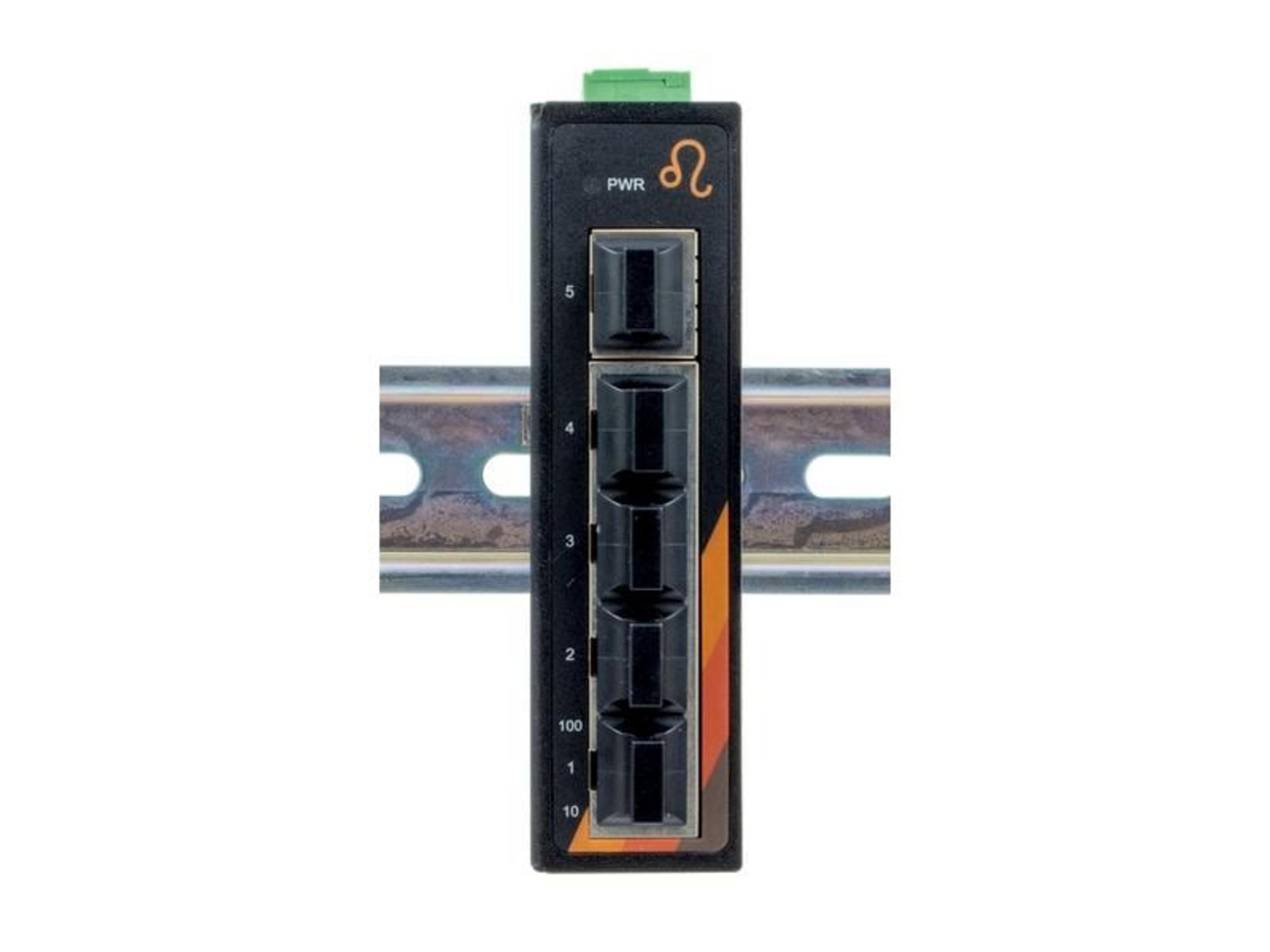 Switch di rete nero a 5 porte montato su guida DIN. Indicatore di alimentazione.