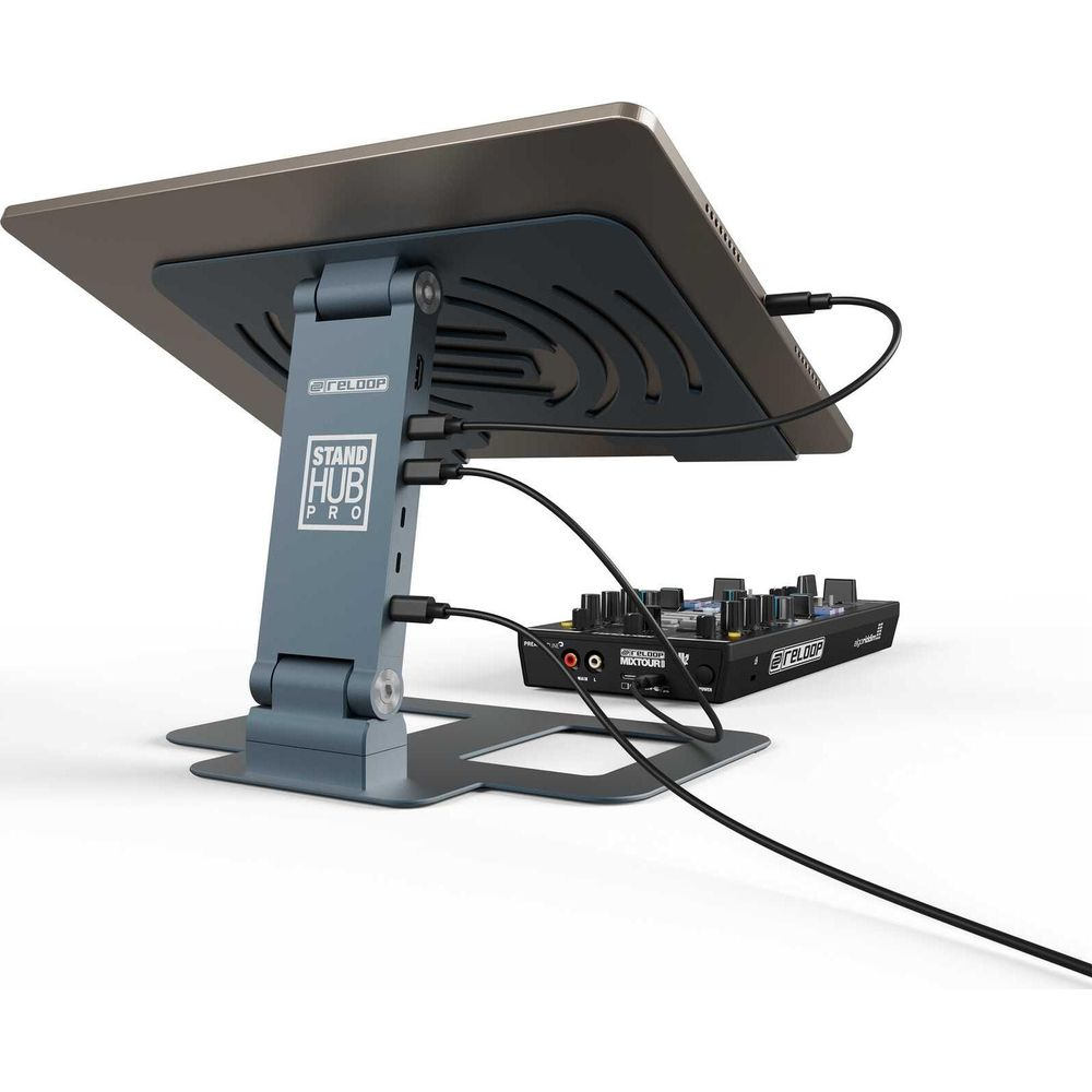 DJ-Mixer und Tablet auf einem Ständer, per Kabel verbunden. Weißer Hintergrund.
